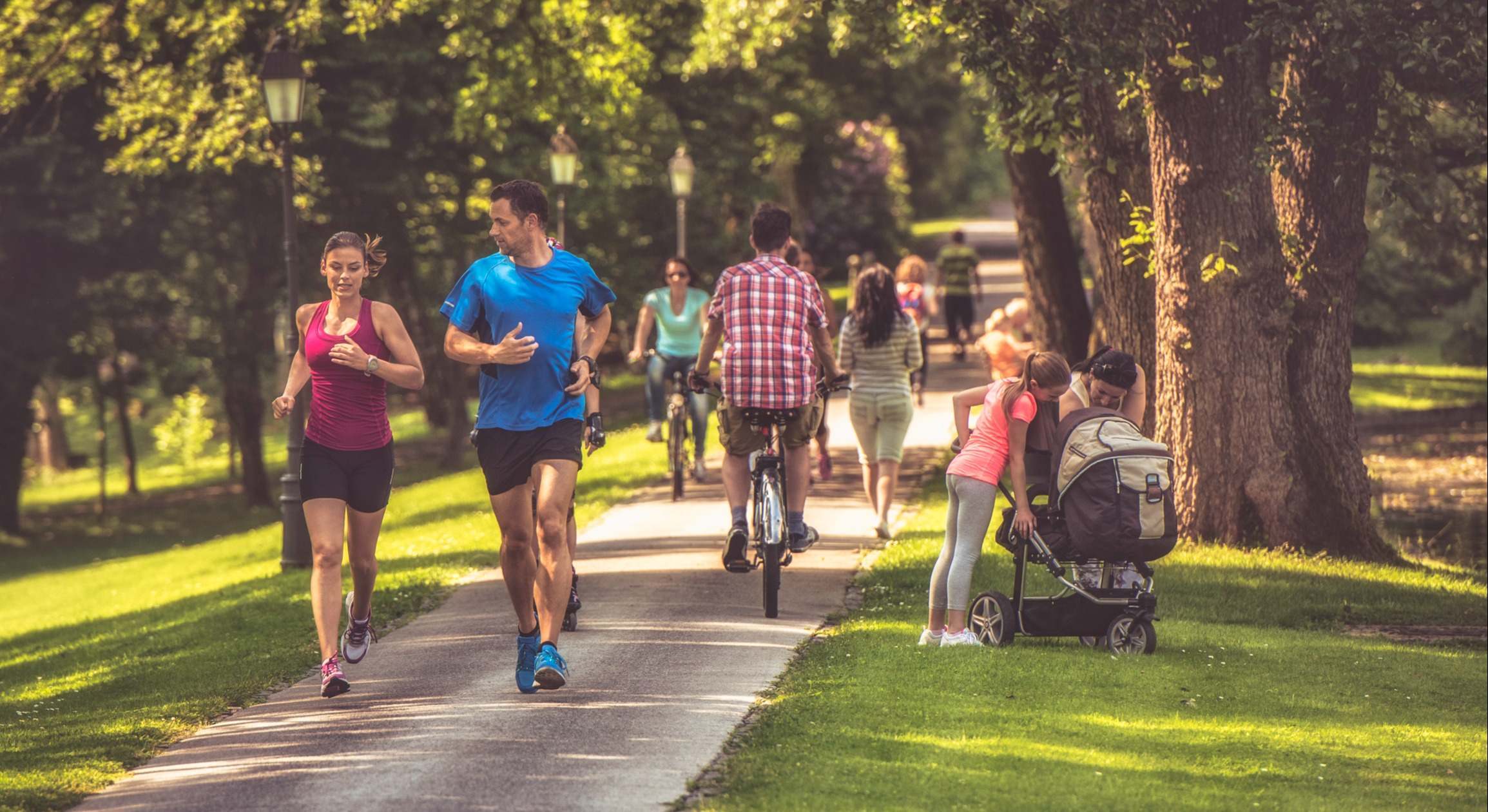 Personas haciendo ejercicio en un parque