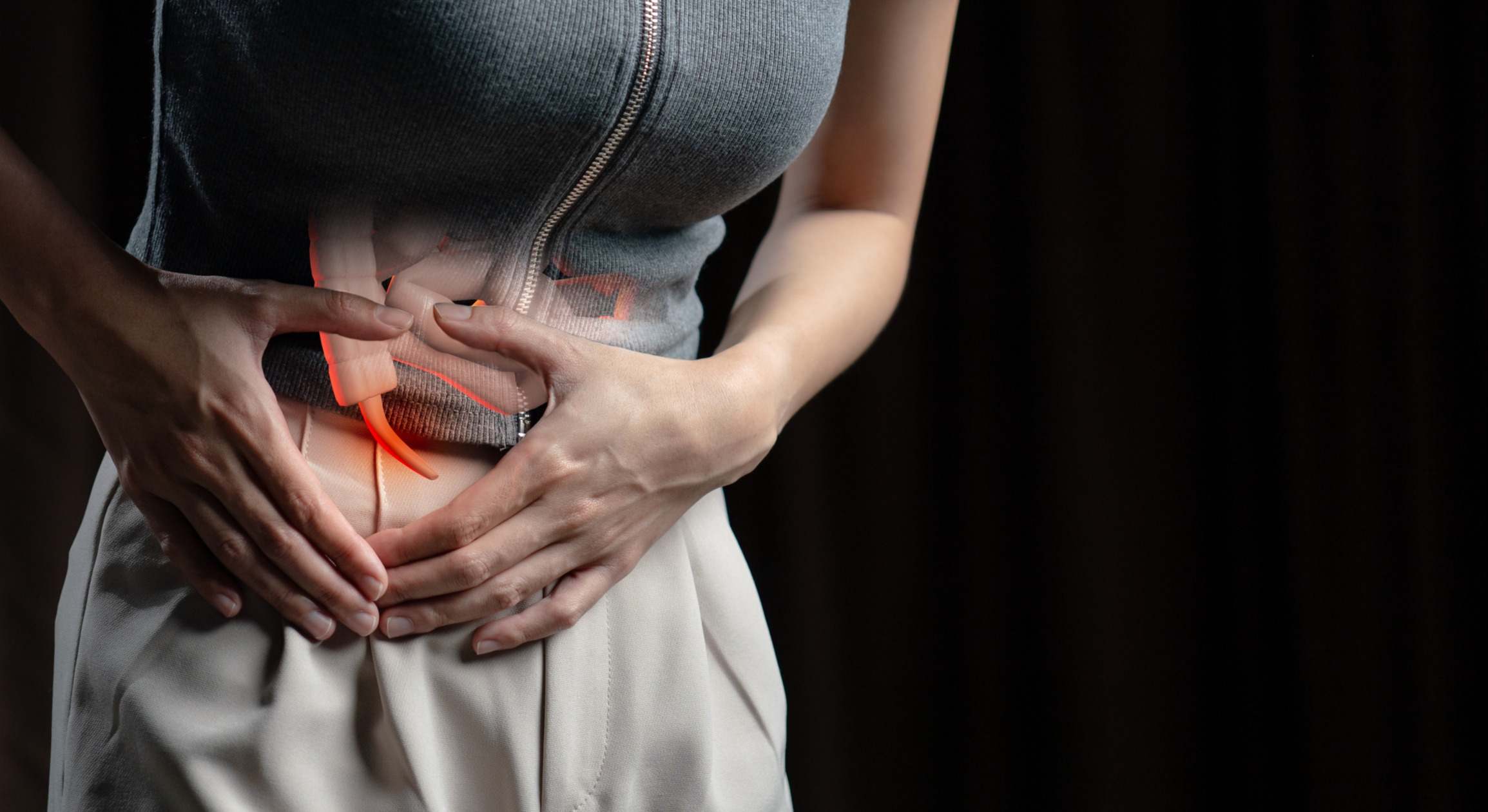 Dolor abdominal de una mujer con una ilustración del apéndice