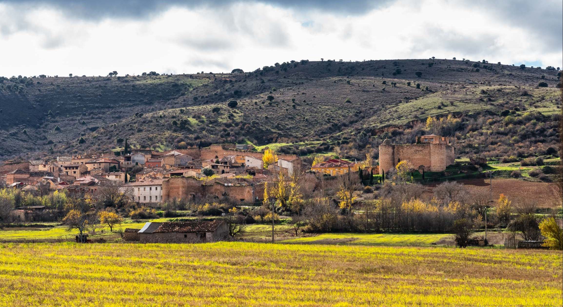 Vista panorámica del pueblo medieval amurallado con castillo en Palazuelos, Castilla-La Mancha
