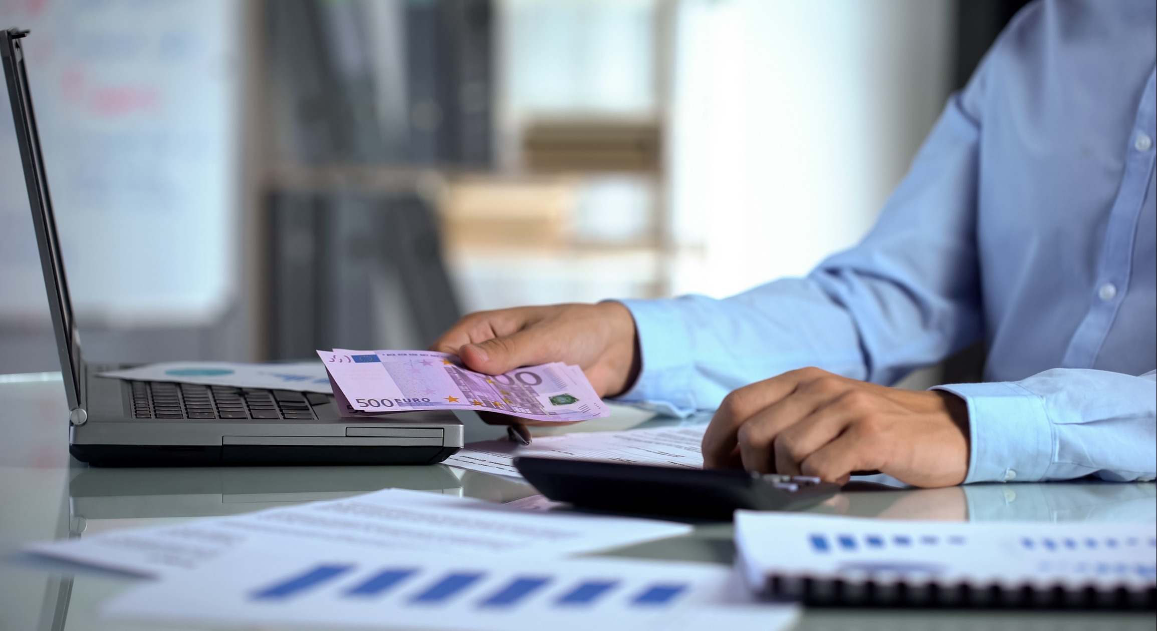 Persona contando billetes de 500 euros.
