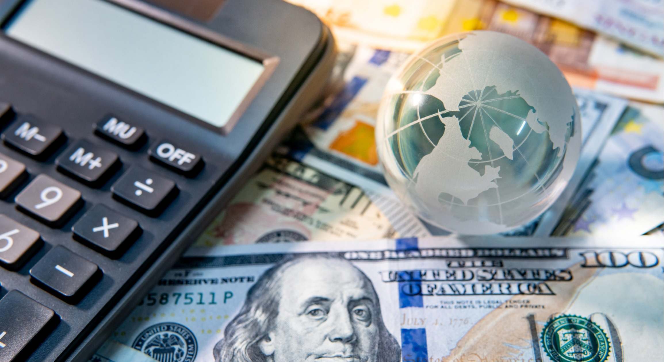 Calculadora sobre varios billetes