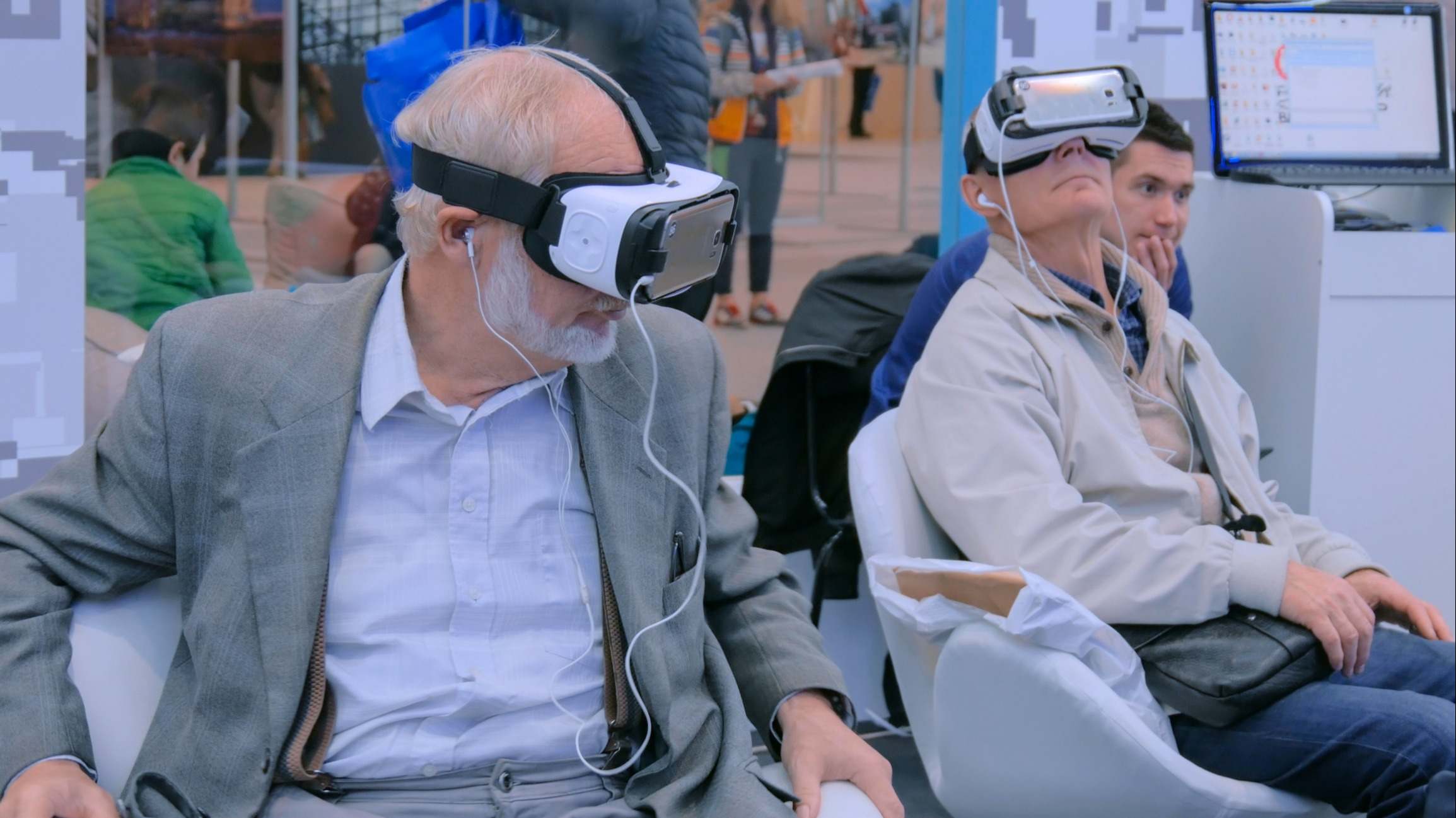 Personas mayores usando gafas de realidad virtual