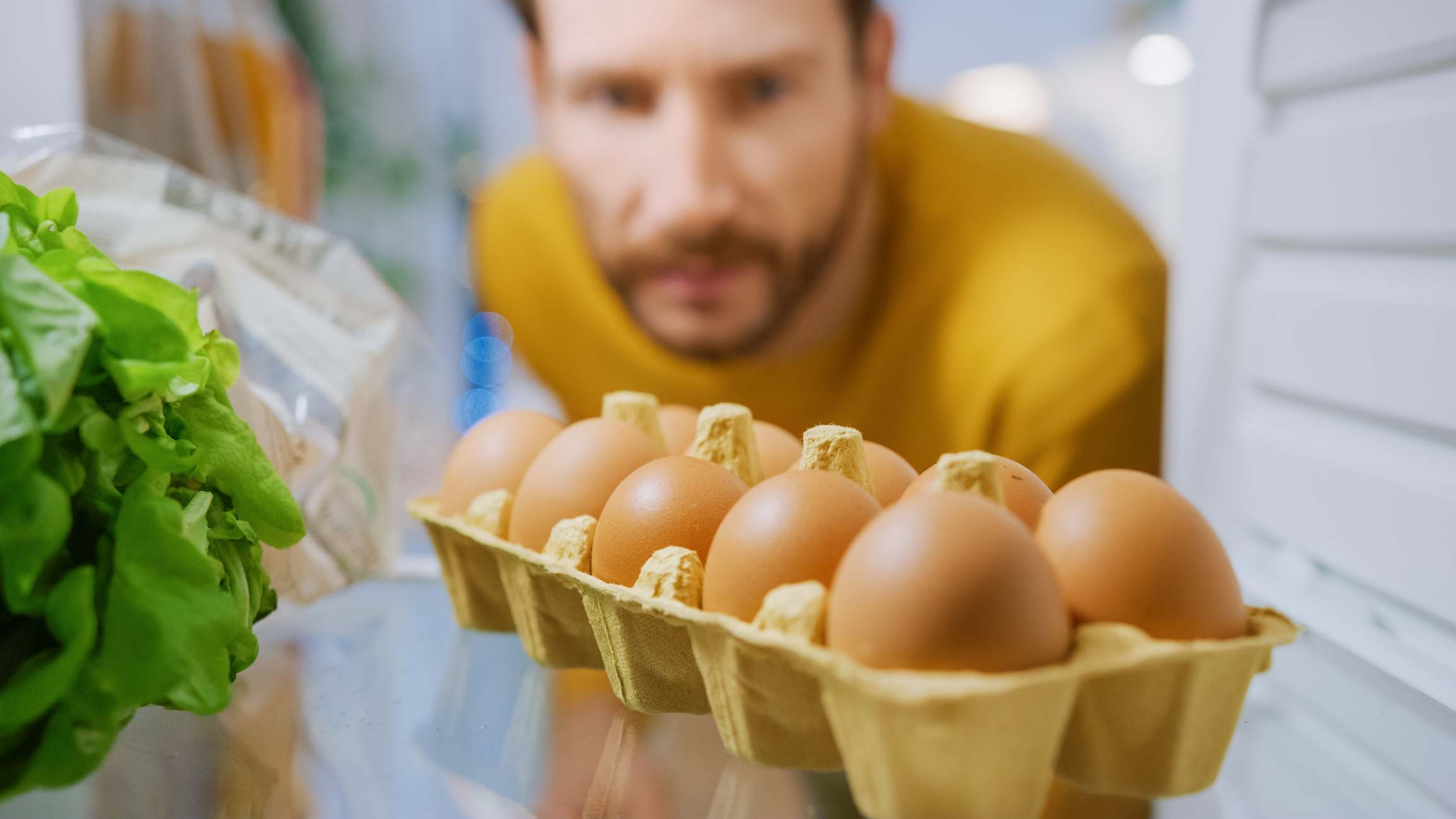 Huevos con cartón en la nevera