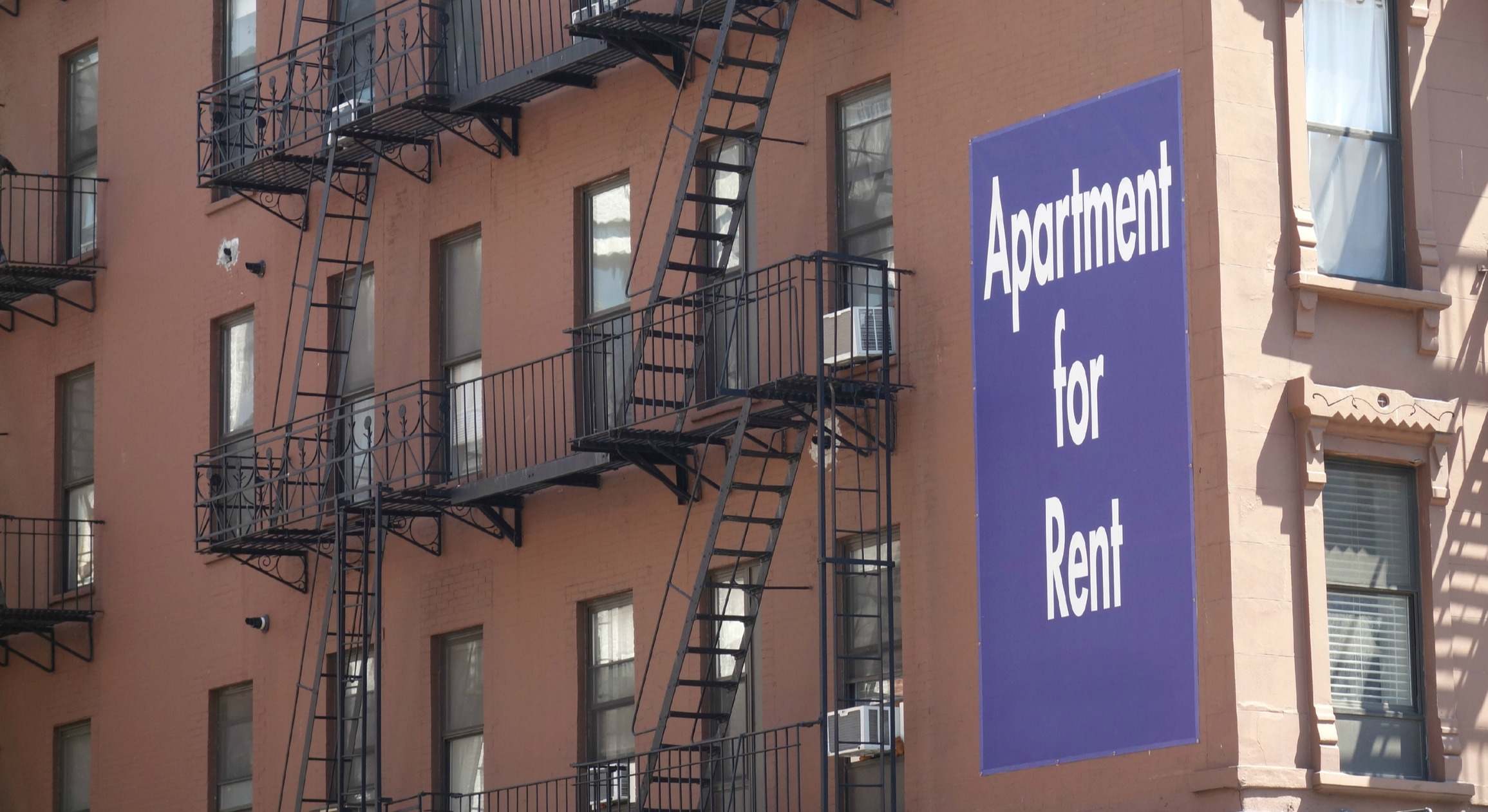 Una fachada con un cartel de alquiler en Estados Unidos