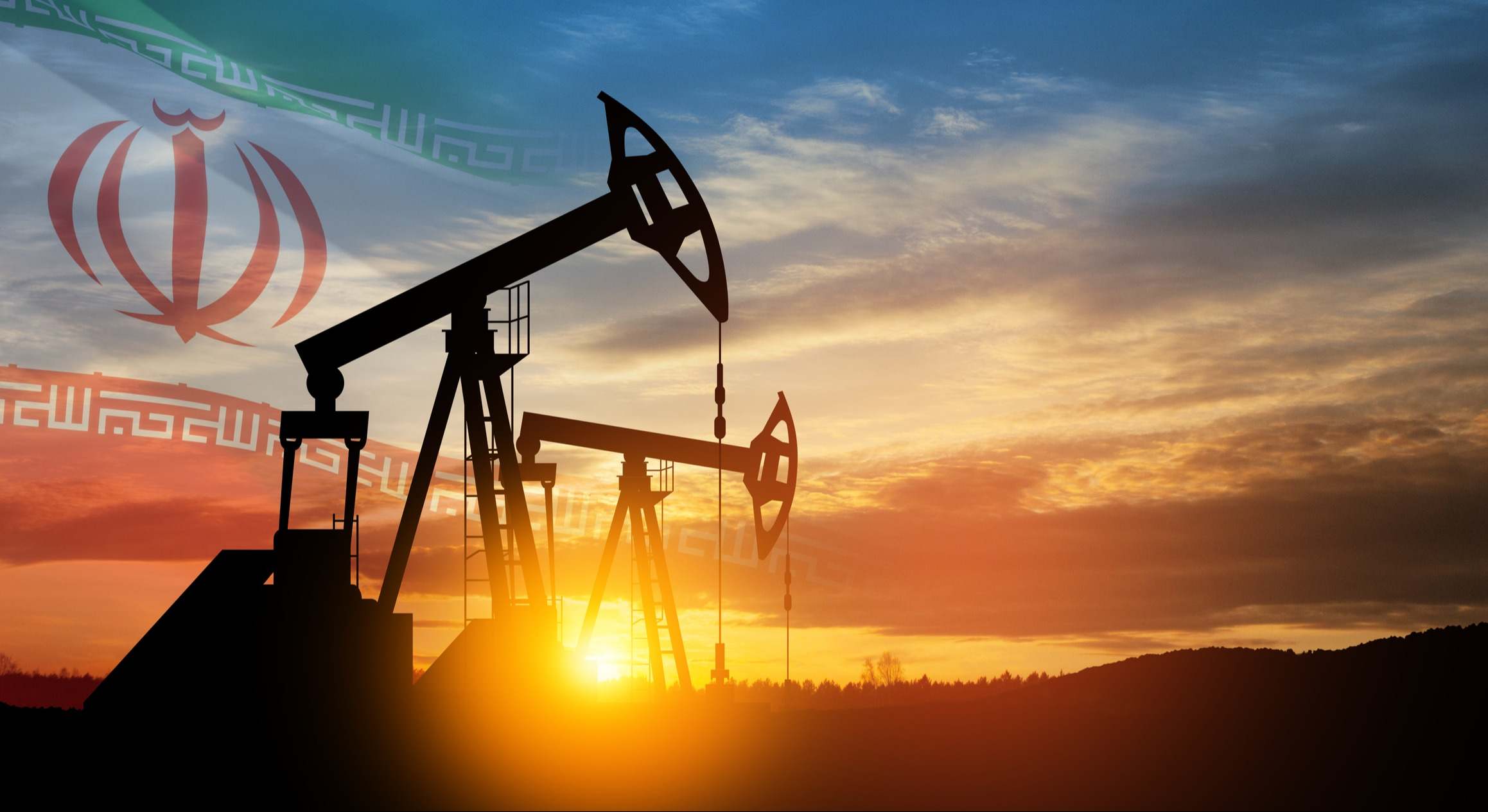 Una plataforma de petróleo con la bandera de Irán detrás