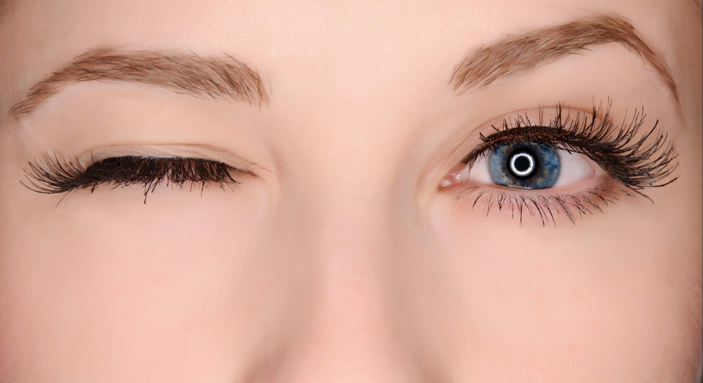 Persona con un tic nervioso en el ojo