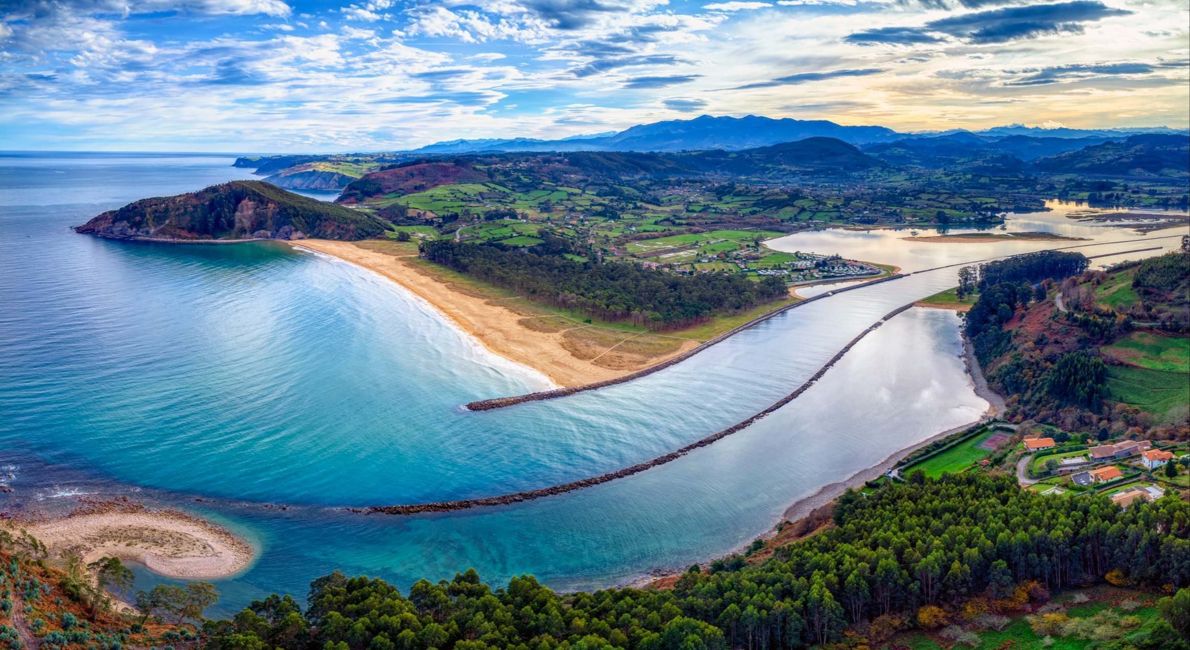 Playa junto a la desembocadura del río