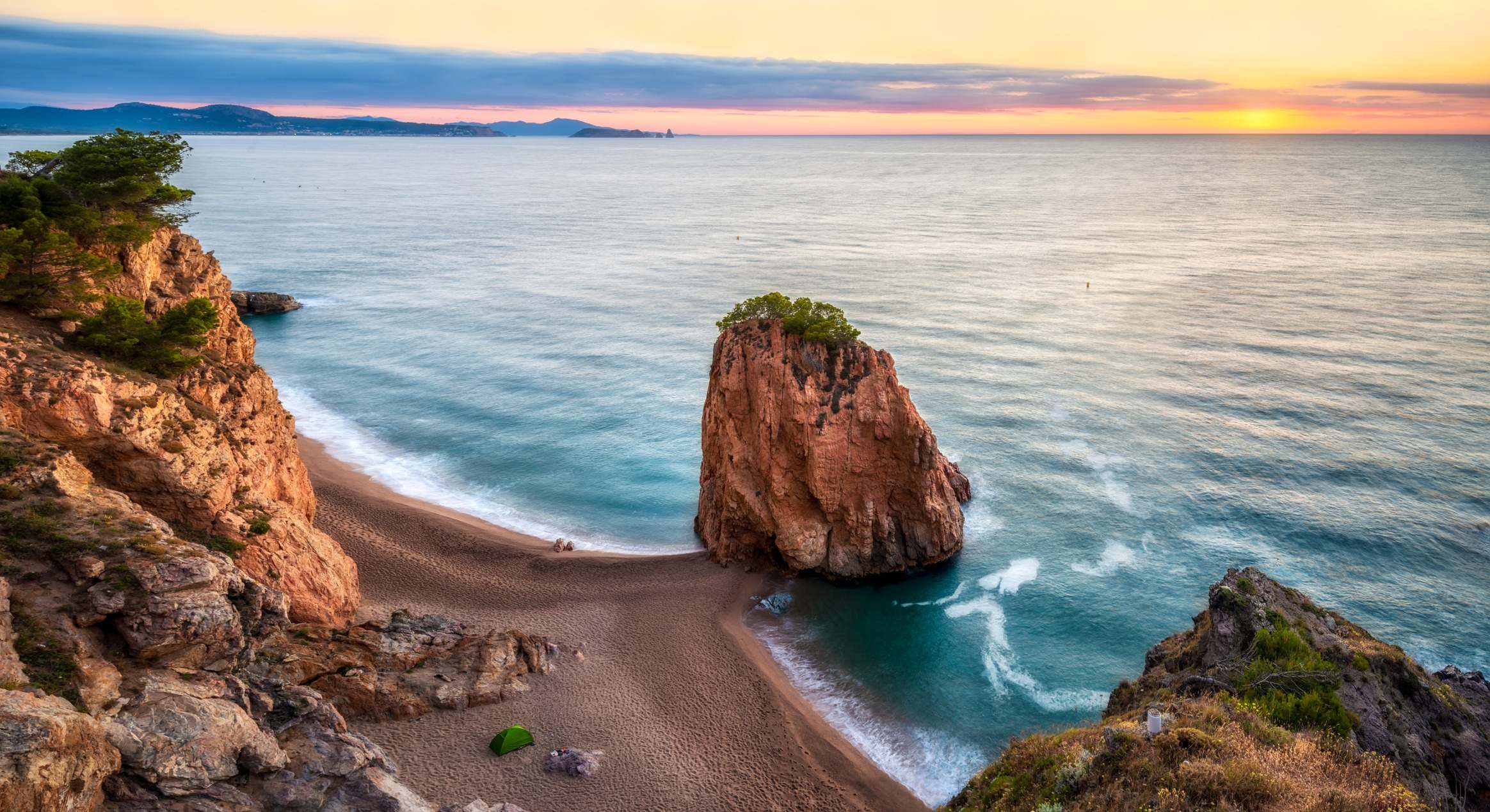 Playa red island cove en Begur, Costa Brava, Cataluña, España