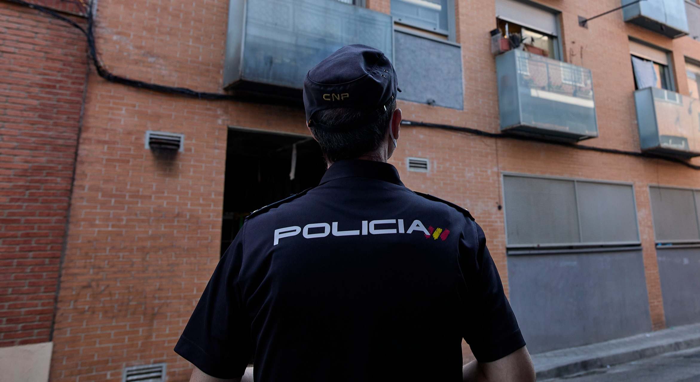 Un policía de espaldas