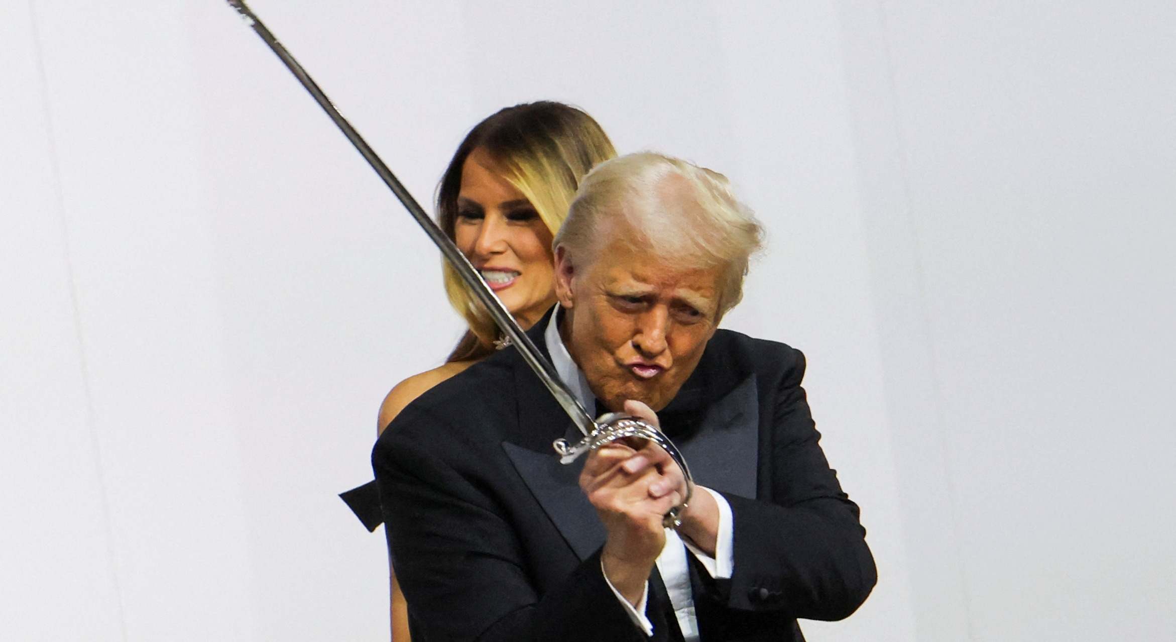 Donald Trump, con una espada. Foto: Reuters