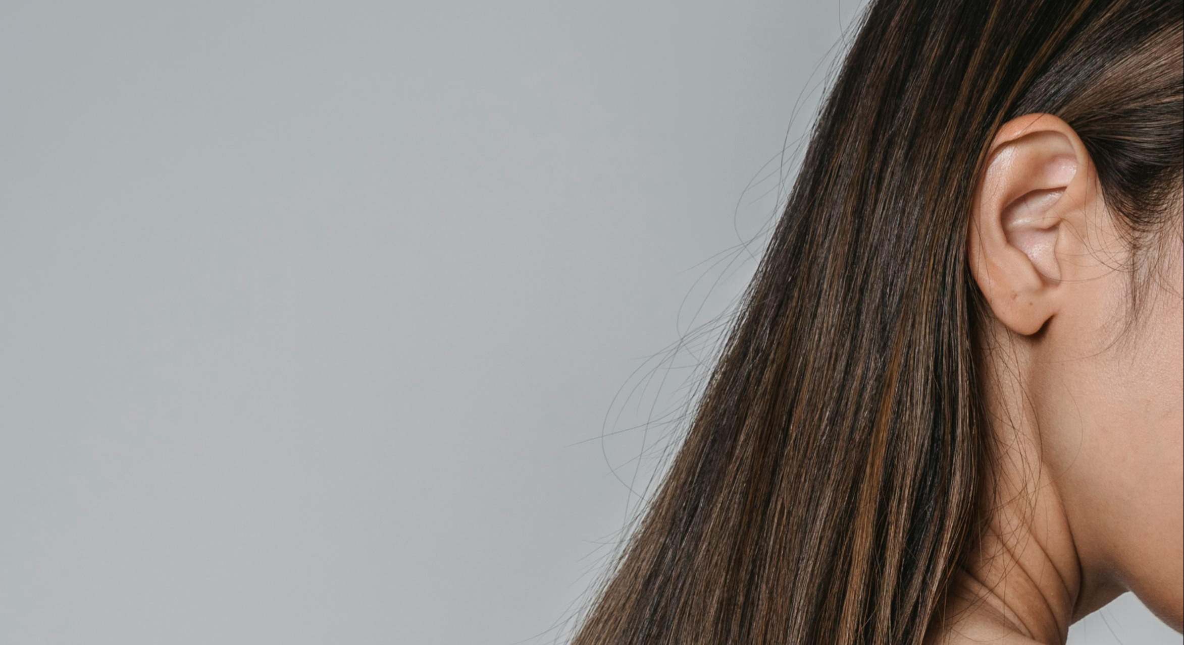 Una mujer con el pelo bastante liso
