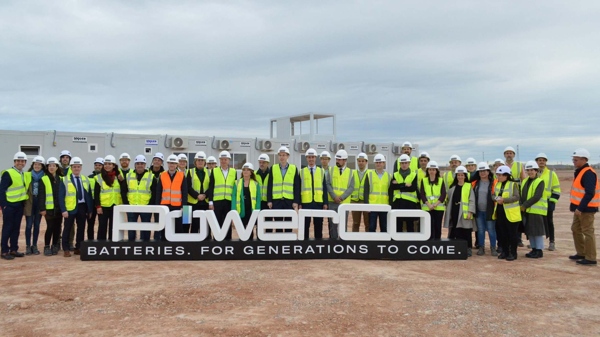 Un grupo de responsables y trabajadores de PowerCo en Sagunto.
