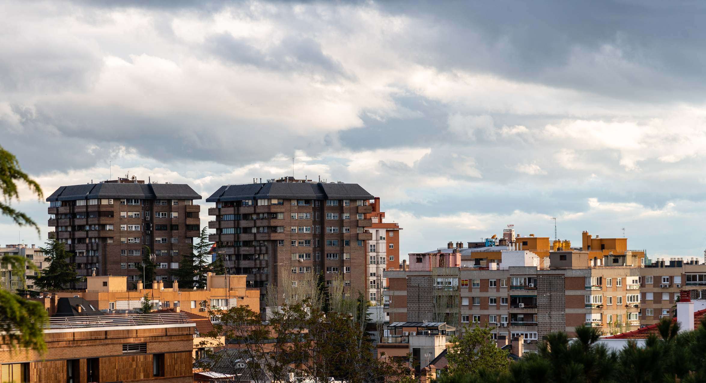 Paisaje urbano del barrio residencial de Madrid al atardecer