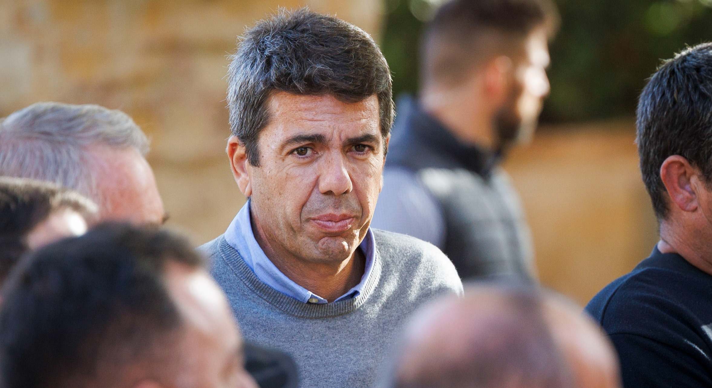 Carlos Mazón durante la visita de los Reyes a Chiva y Utiel