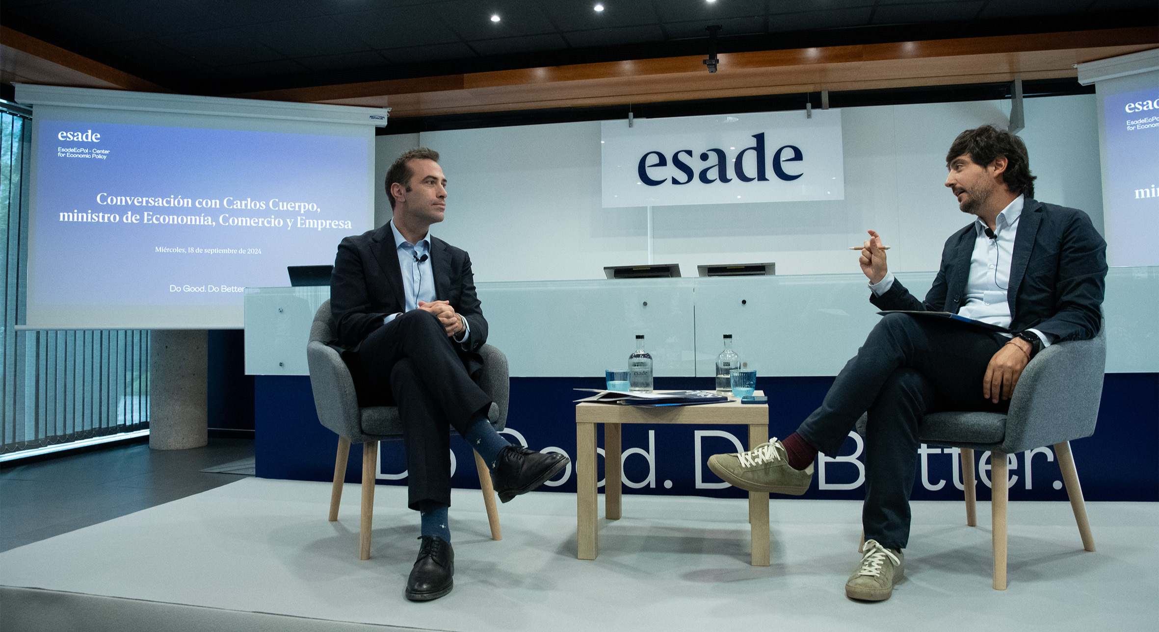 El ministro de Economía, Comercio y Empresa, Carlos Cuerpo, y oni Roldán Monés, director del Centro de Políticas Económicas de Esade.