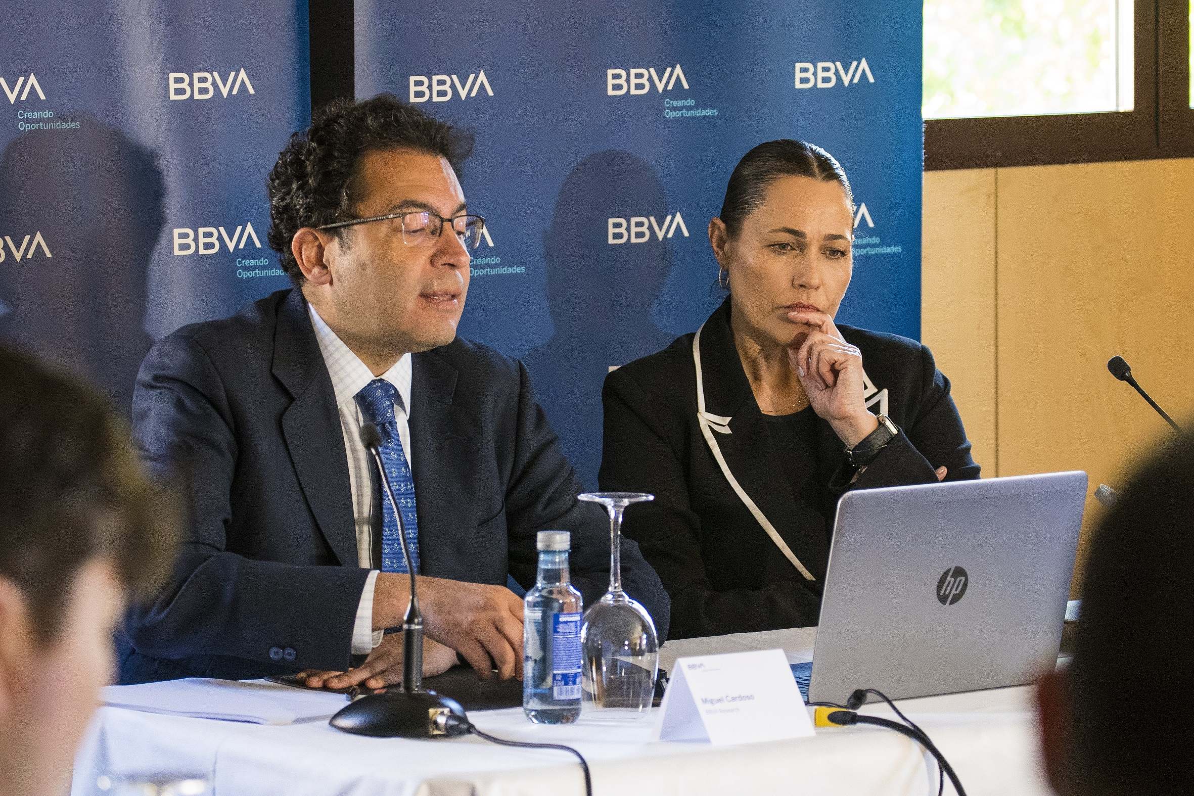 Miguel Cardoso, economista jefe de BBVA Research para España, y Guadalupe Hernández, directora territorial Noroeste de BBVA