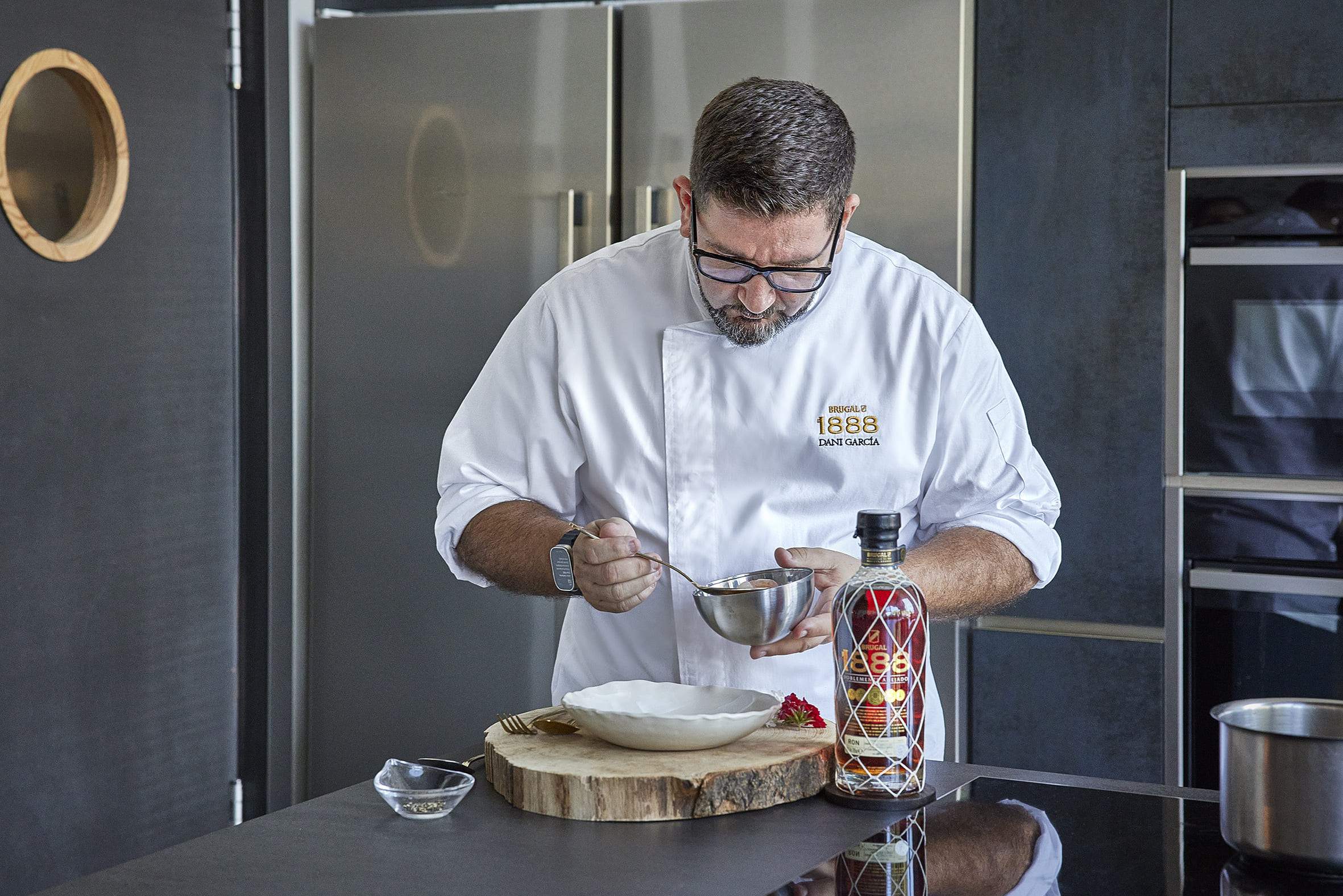Brugal-1888-ERG_Chef-Dani-Garcia-en-cocina.jpg