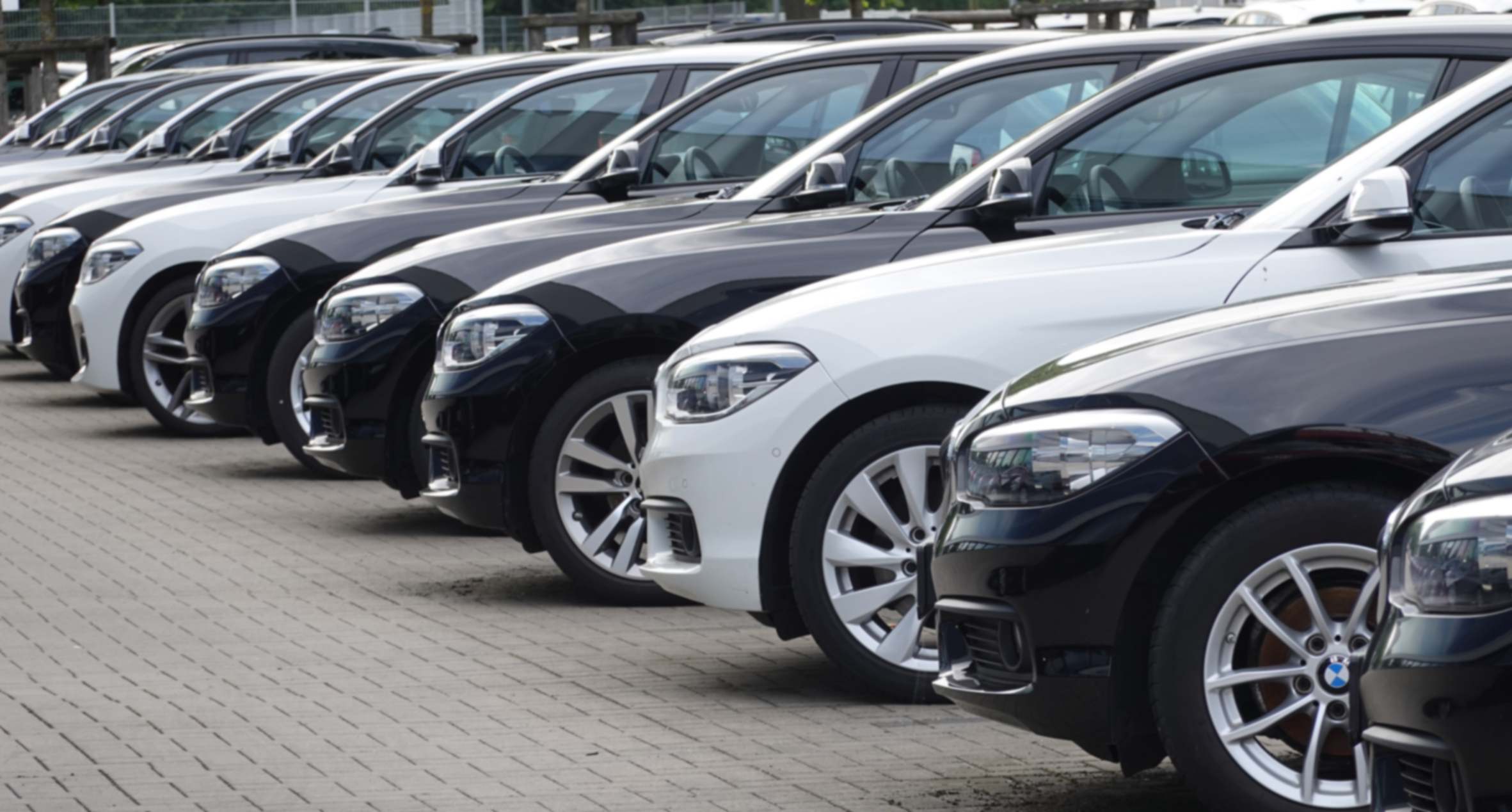 Fila de coches aparcados