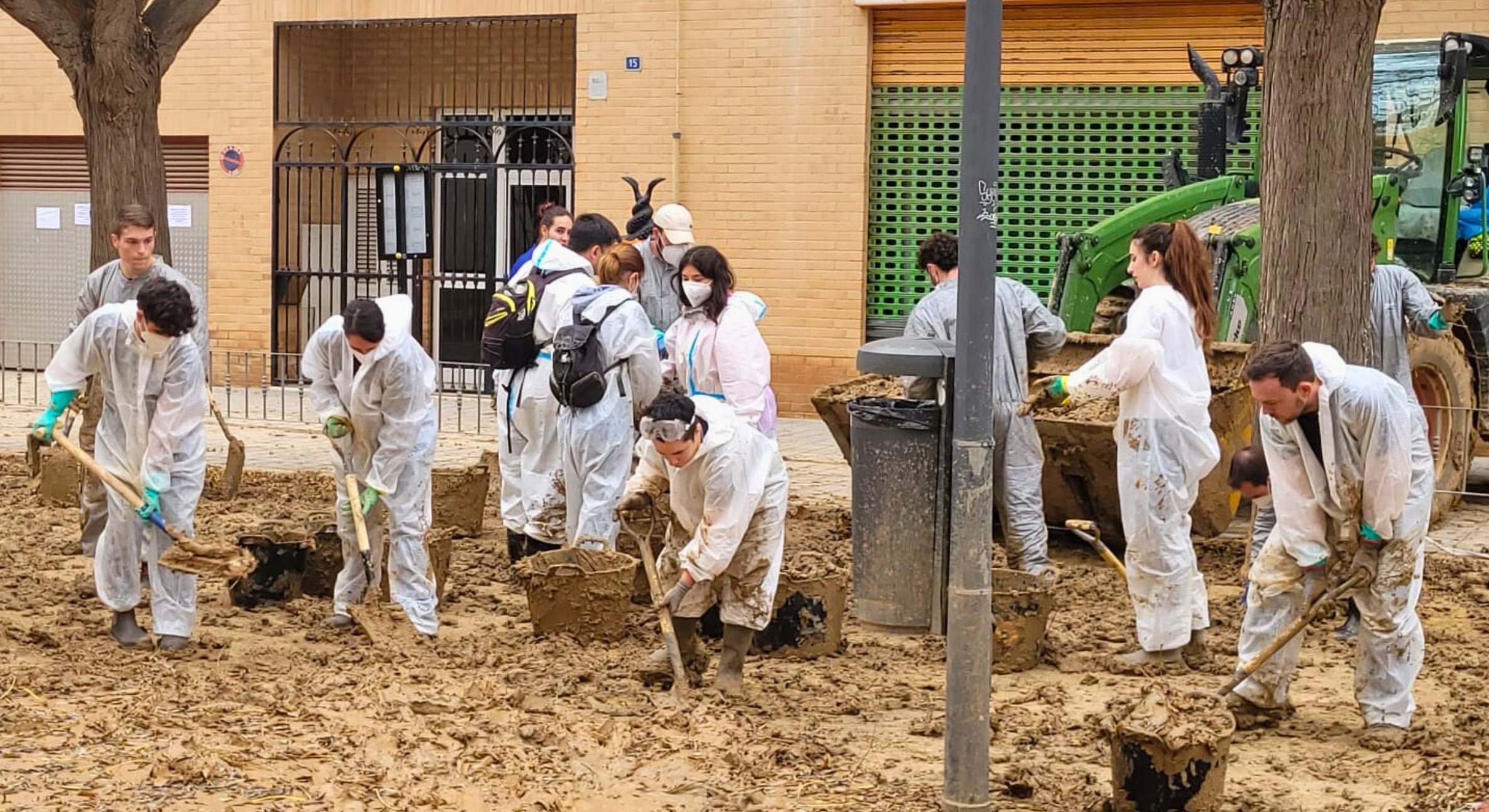 Voluntarios en el barrio de La Torre de Valencia.