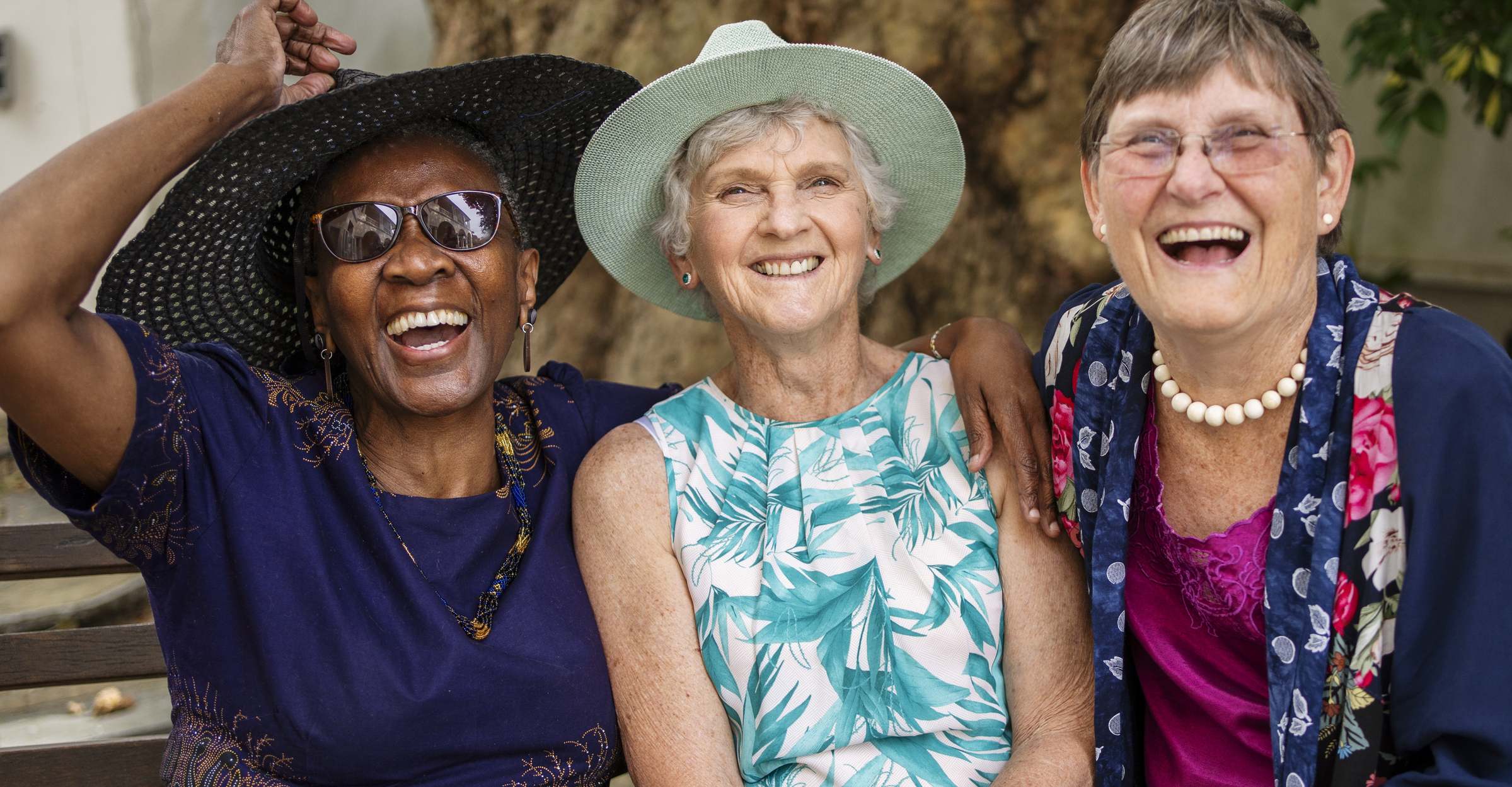 Tres ancianas felices sonriendo