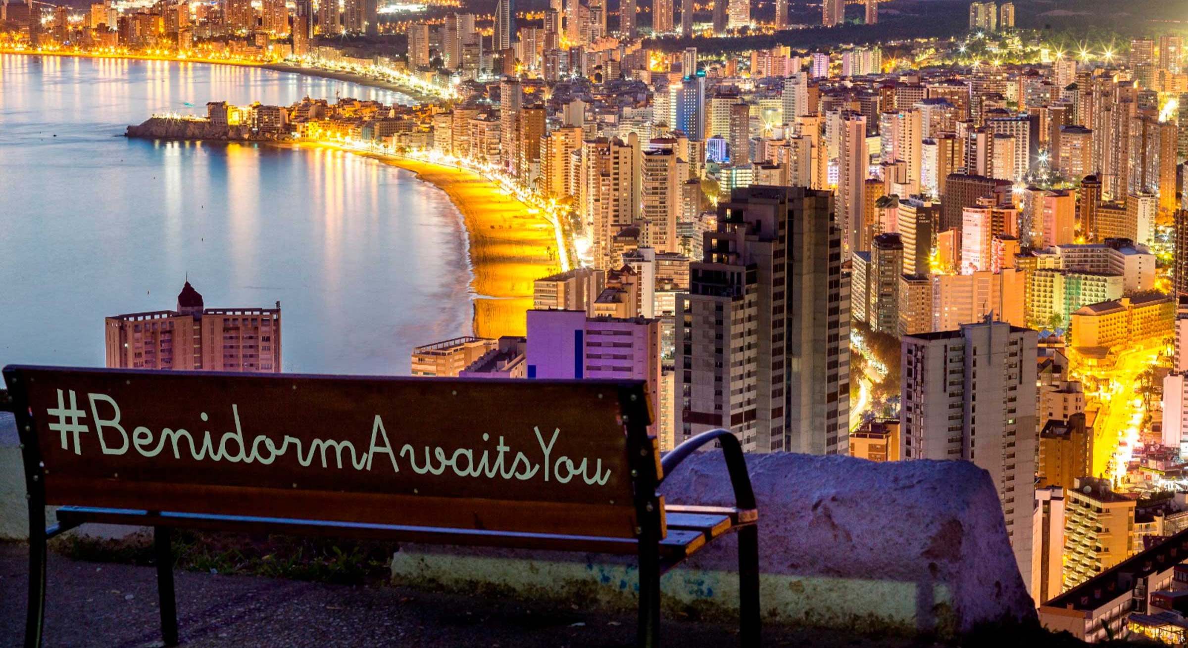 Una vista nocturna de Benidorm.
