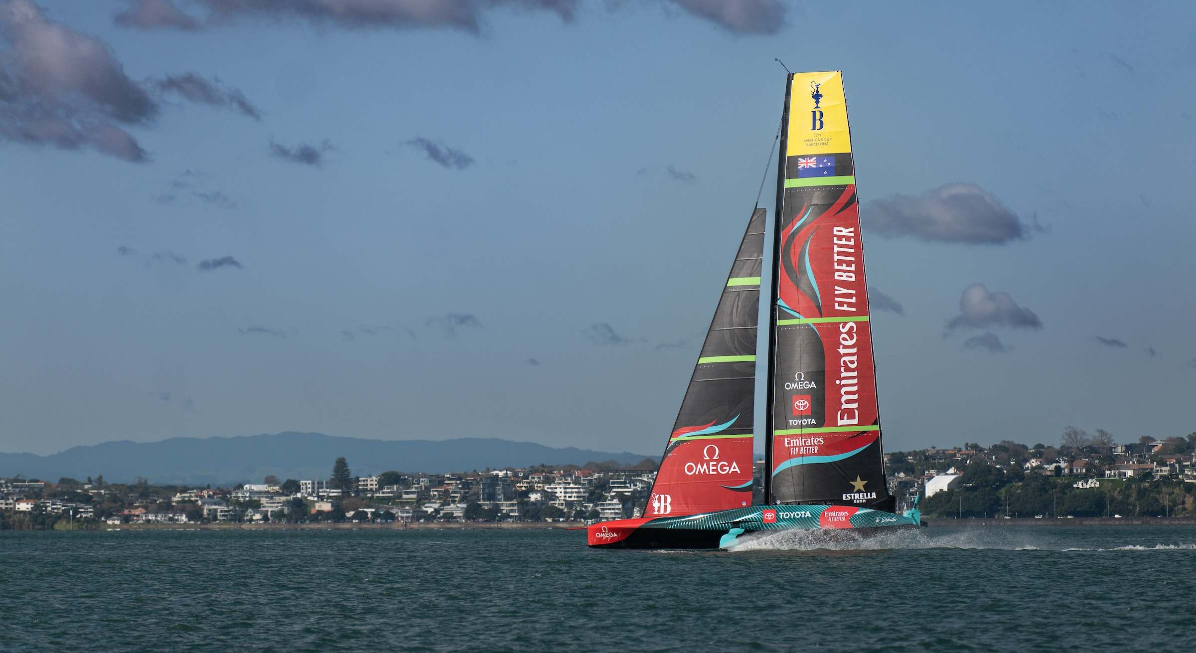 Imagen del barco del Emirates Team New Zealand, bautizado como Taihoro.