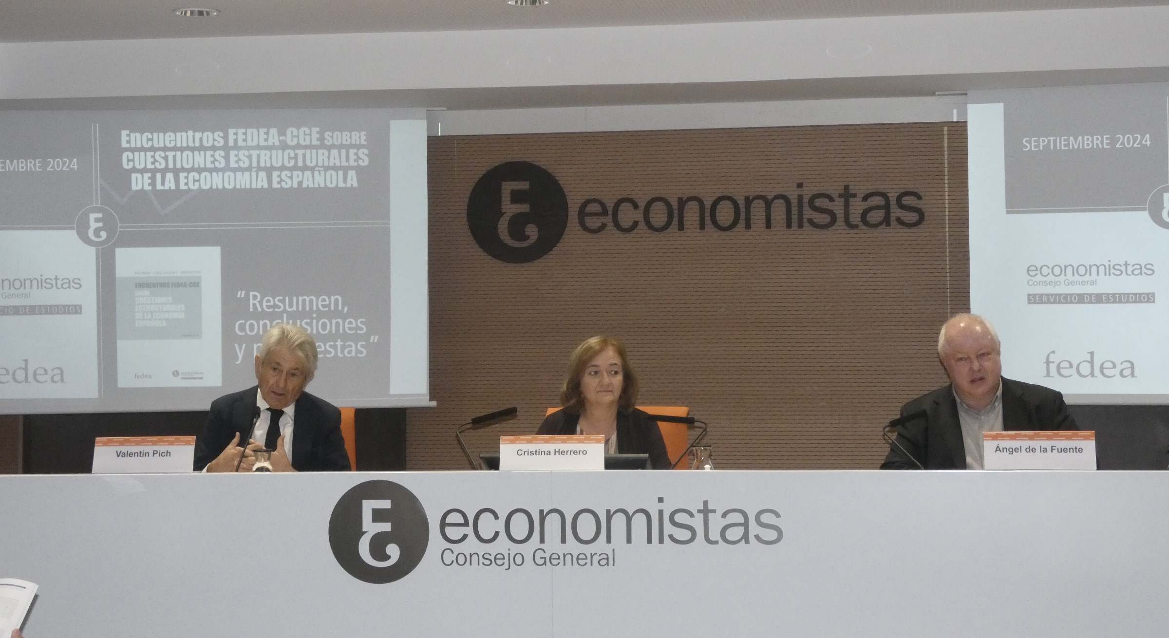 El presidente del CGE, Valentín Pich, la presidenta de la AIReF, Cristina Herrero, y Ángel de la Fuente, director de Fedea. 