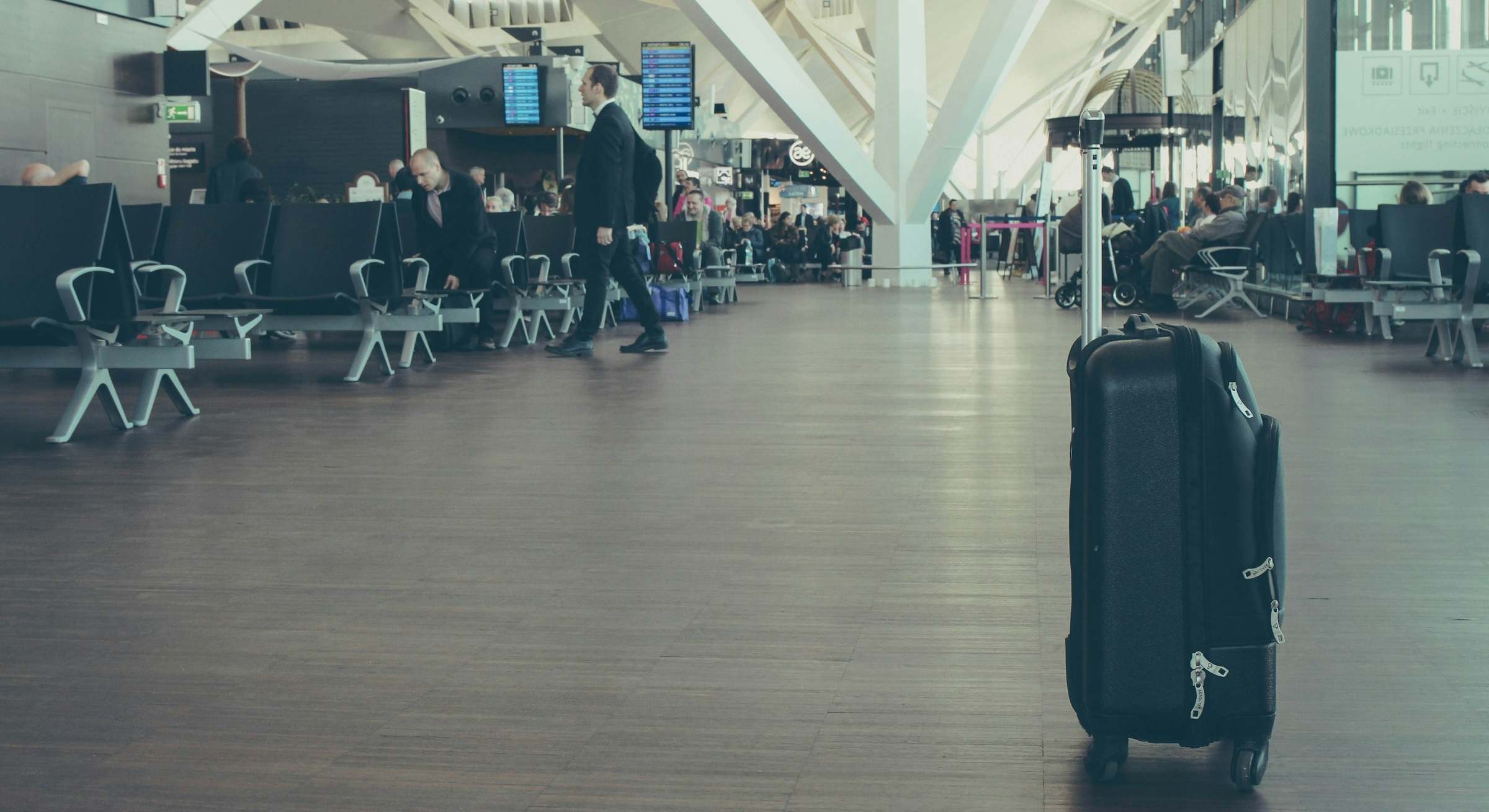Maleta en un aeropuerto. / Michal Parzuchowski - Unsplash