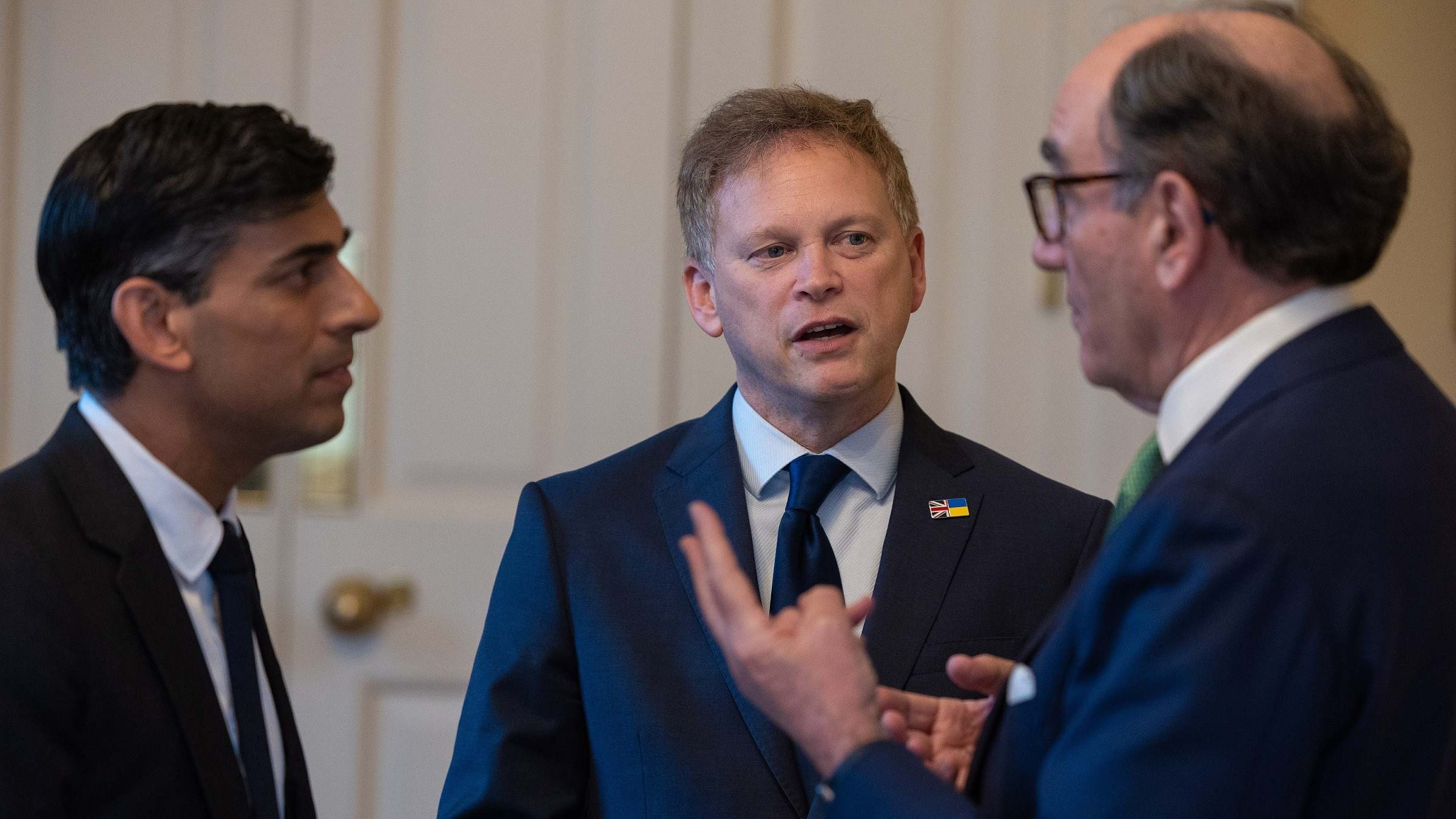 Ignacio Galán, presidente de Iberdrola, Rishi Sunak, primer ministro británico, y Grant Shapps, secretario de Estado de Defensa del Reino Unido.