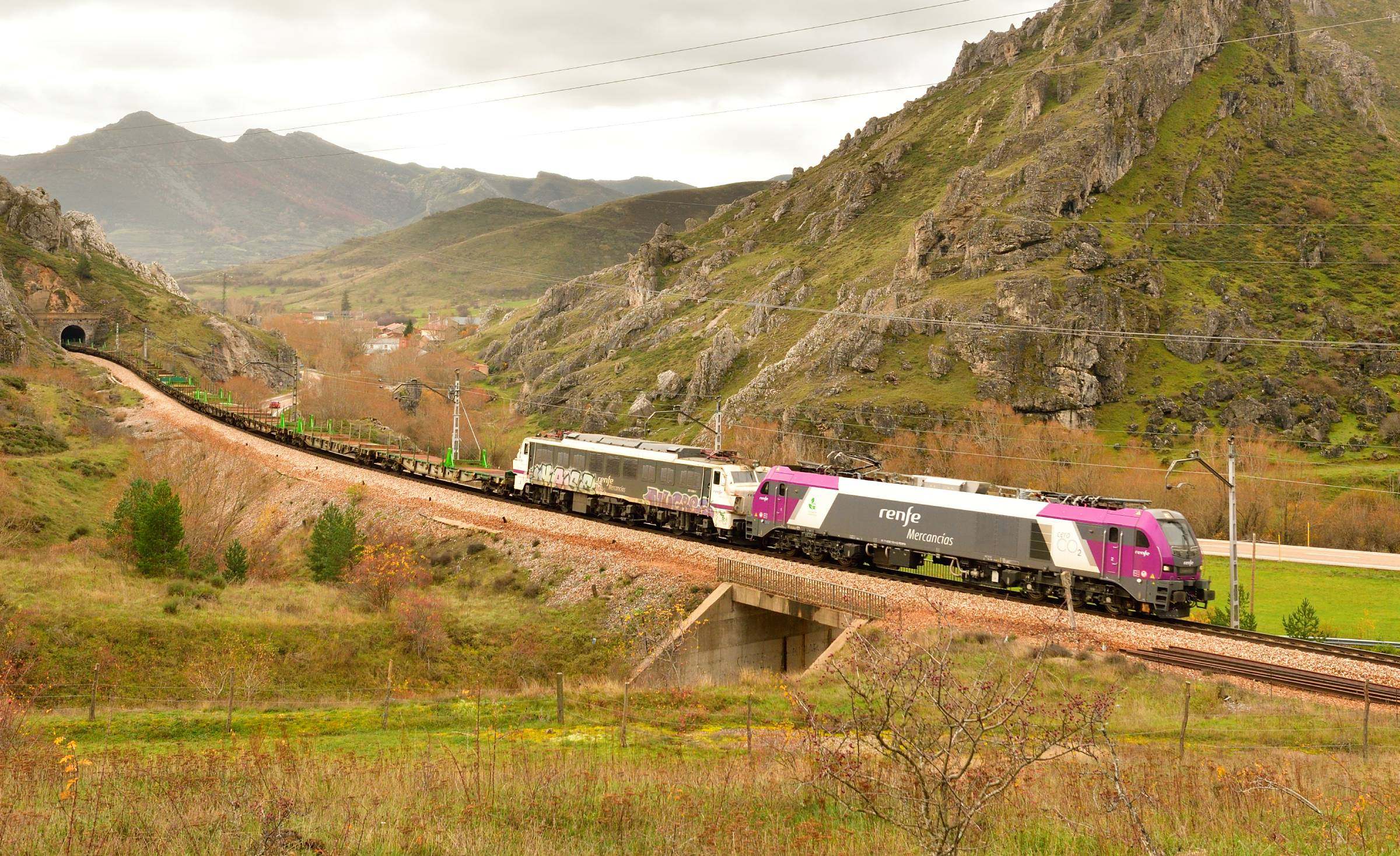 Nueva locomotora de Renfe con un tren de mercancías. / Foto: Cesare Sapienza