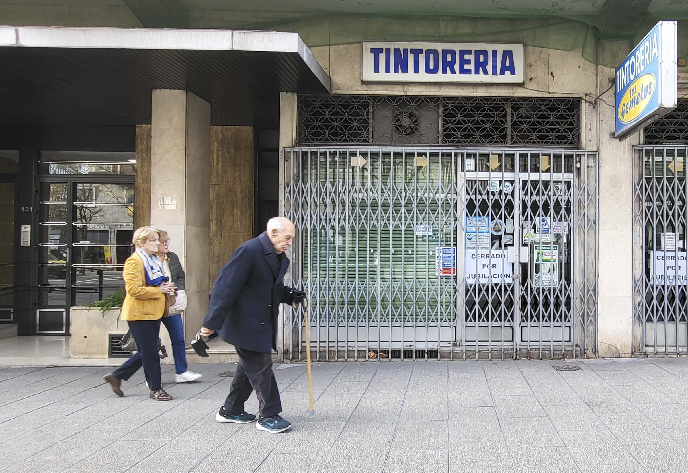 Varios jubilados pasean por Madrid. Alberto Martin.