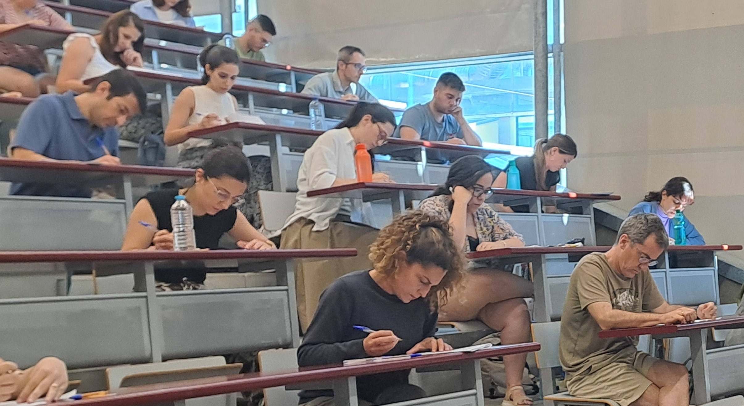 Opositores haciendo un examen