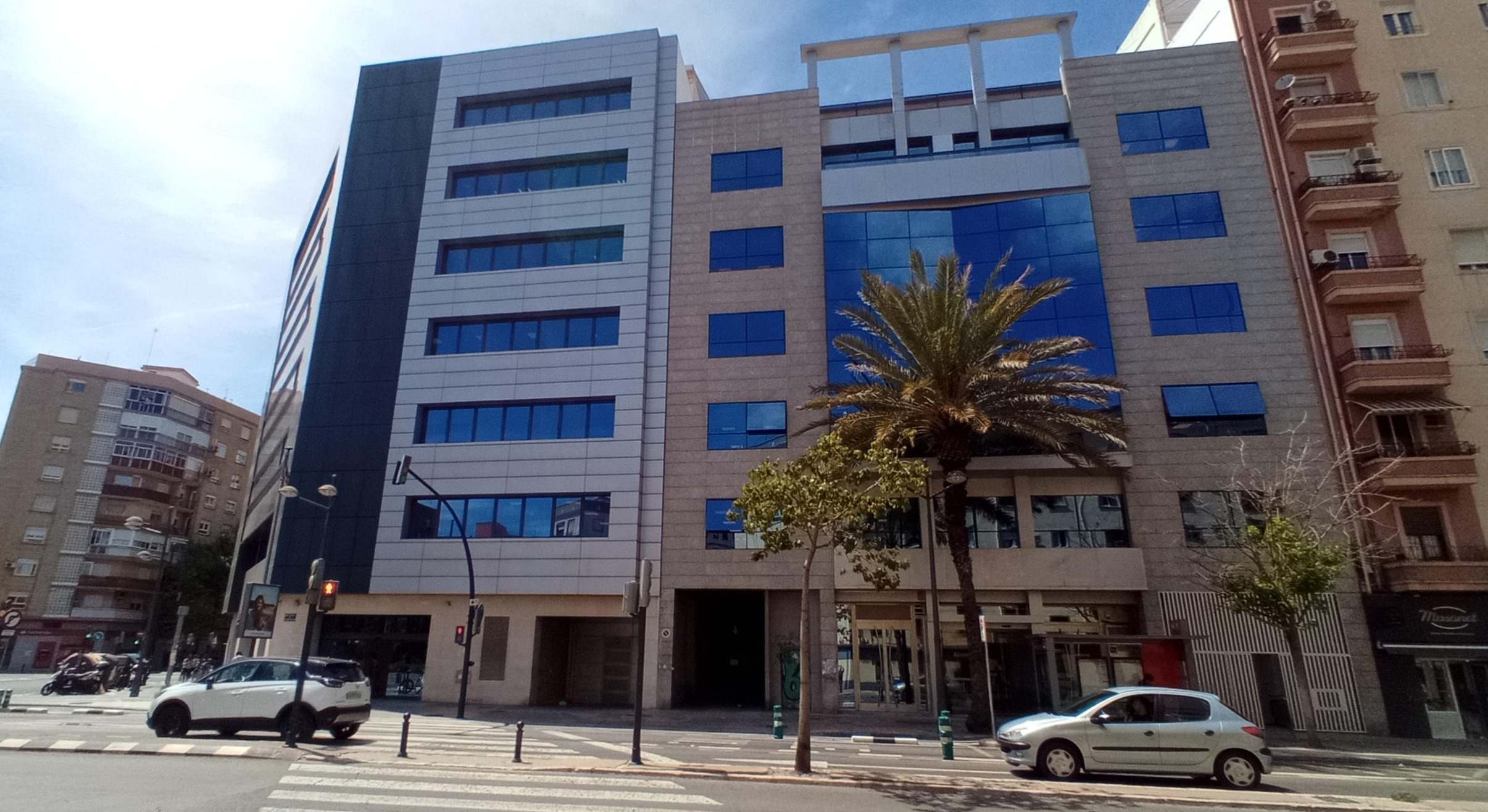Fachada del edificio de oficinas de Grupo Alonso en Cardenal Benlloch.