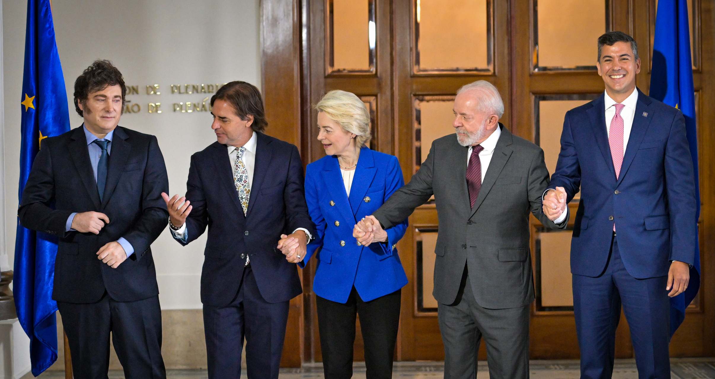Los presidentes de Argentina, Javier Milei; de Uruguay, Luis Lacalle Pou; la presidenta de la Comisión Europea, Ursula von der Leyen; y los presidentes de Brasil, Luiz Inácio Lula da Silva, y de Paraguay, Santiago Peña, en Montevideo el pasado diciembre.