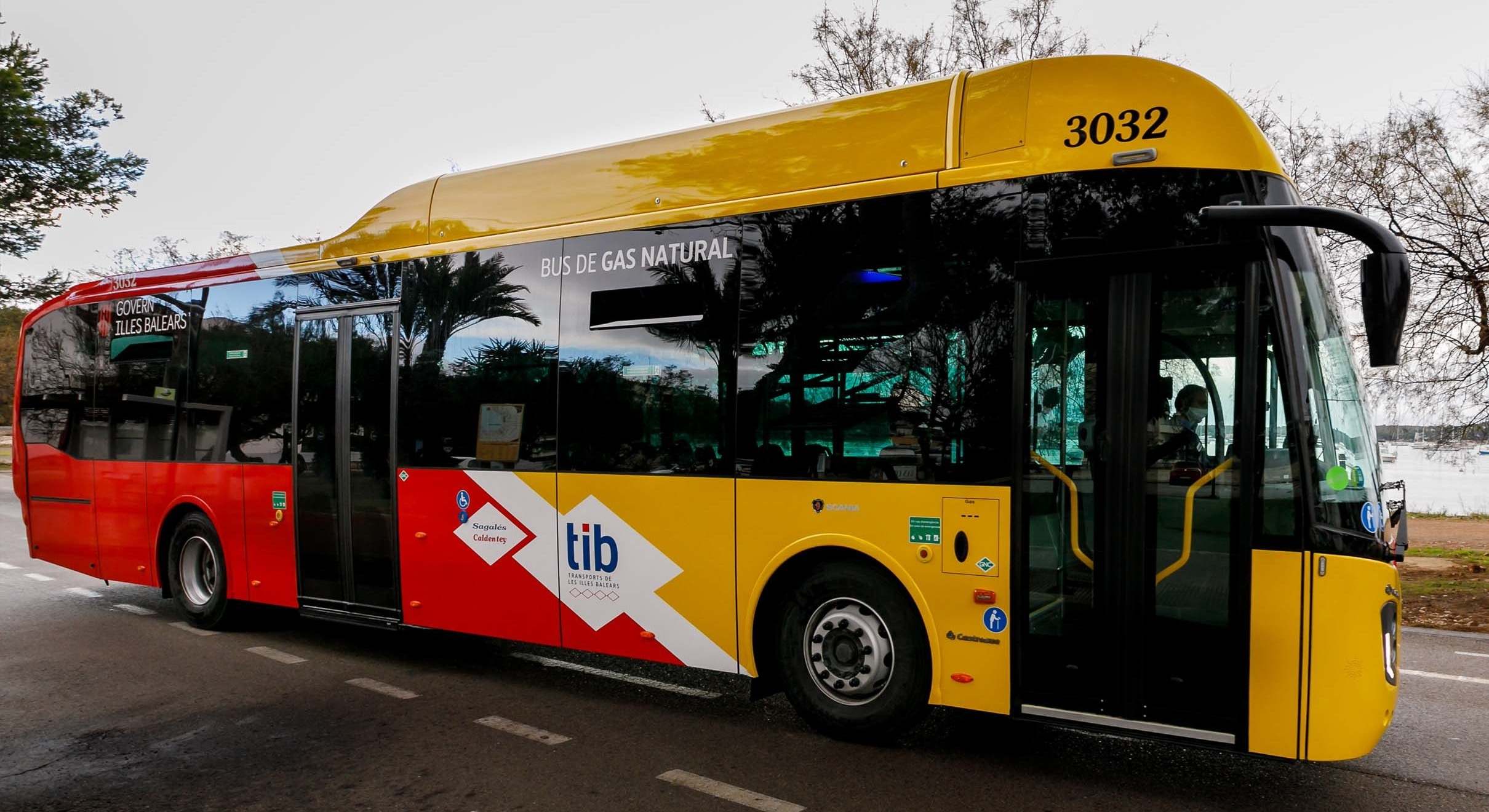 Un autobús de la red interurbana TIB, en Mallorca.