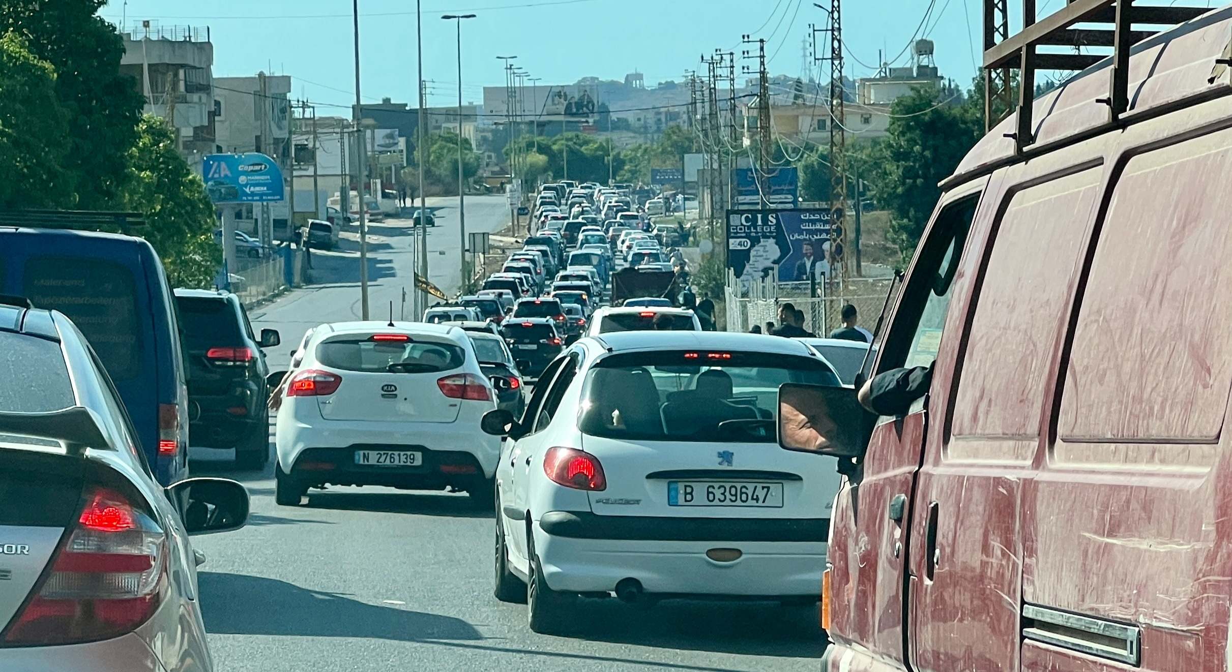 Caravana de vehículos en Líbano tras los ataques de Israel