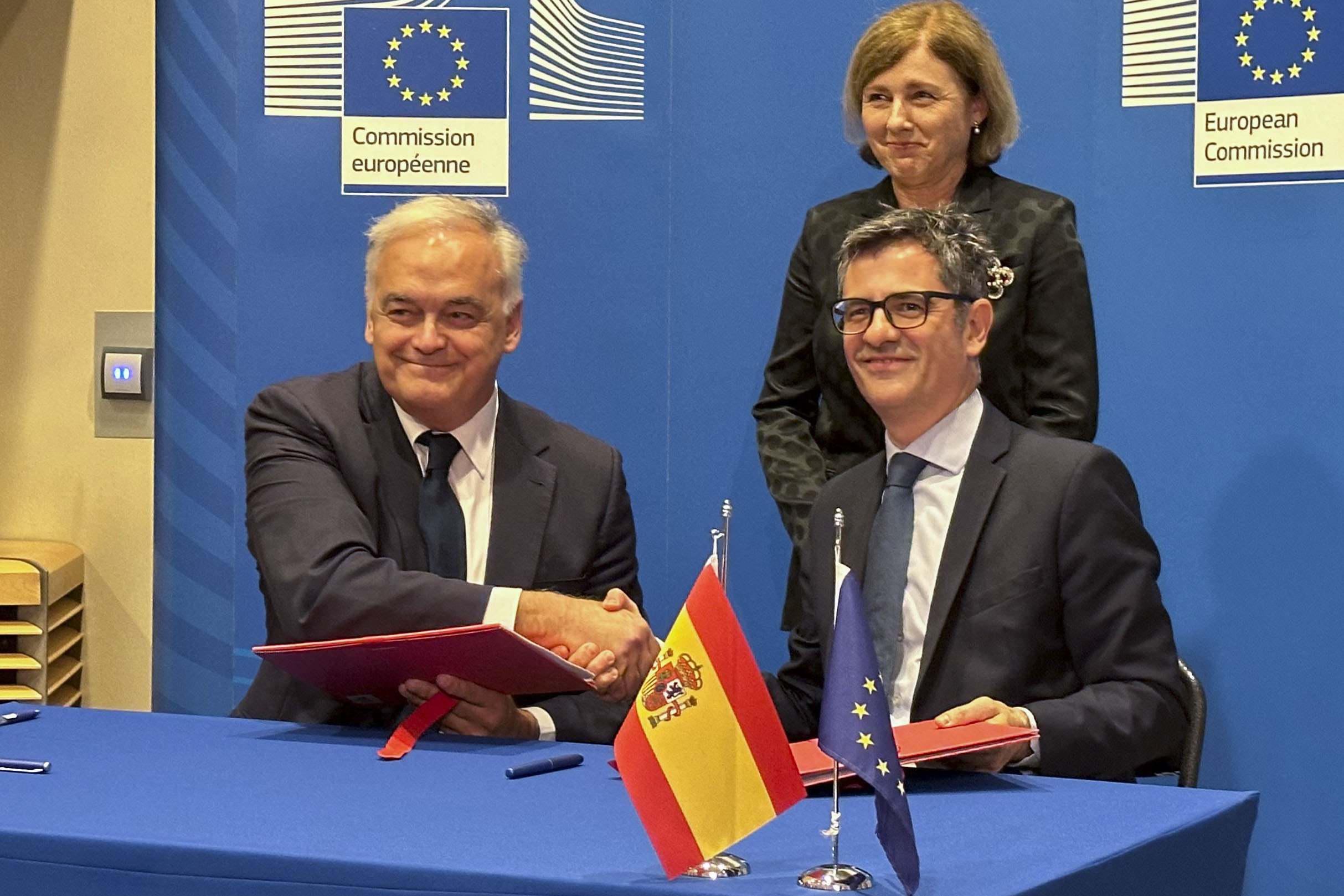 El vicesecretario de Institucional del PP, Esteban González Pons, el ministro de Presidencia, Justicia y Relaciones con las Cortes, Félix Bolaños, y la vicepresidenta de la Comisión Europea, Vera Jourova.