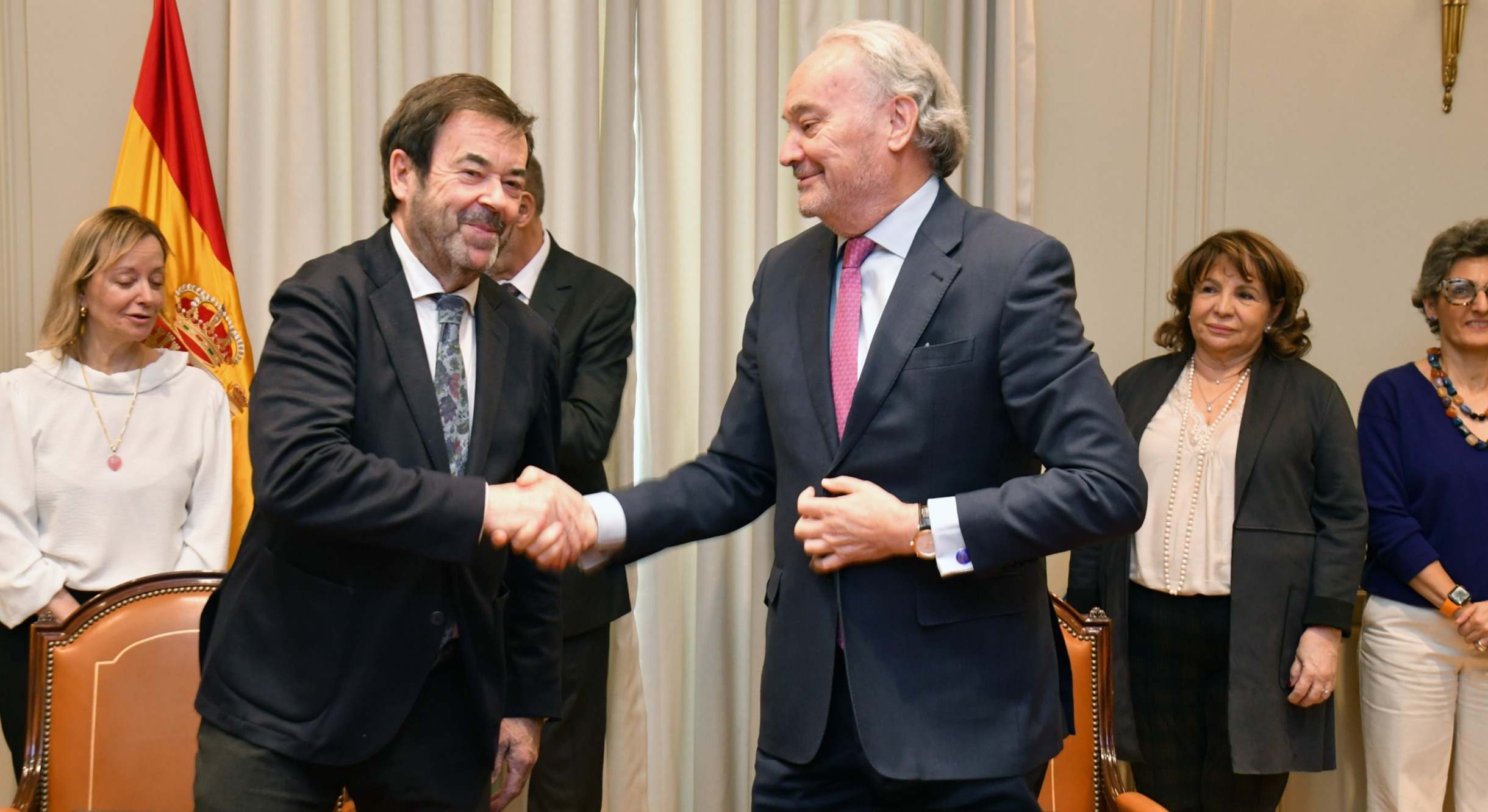 El presidente del Consejo General del Poder Judicial (CGPJ), Vicente Guilarte, y el presidente del Consejo General de Procuradores de España, Juan Carlos Estévez