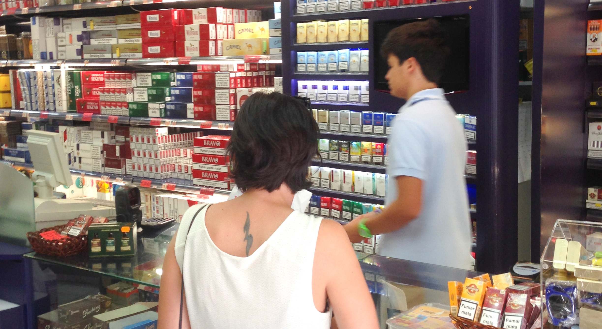 Una mujer compra en un estanco
