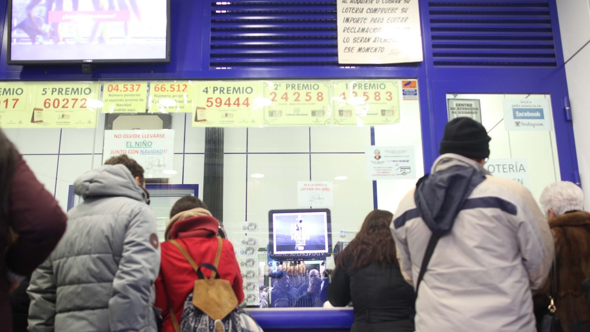 Compra de décimos de Navidad en una Administración. / Foto: EP