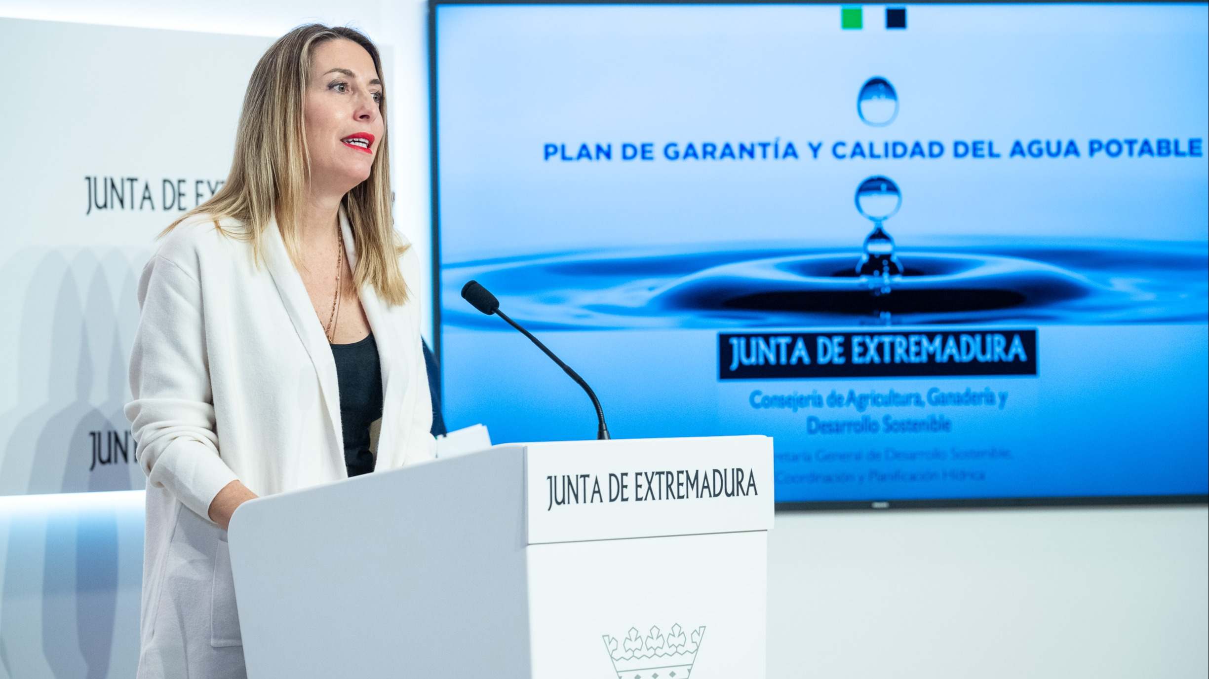 La presidenta de Extremadura, María Guardiola, en rueda de prensa tras el Consejo de Gobierno