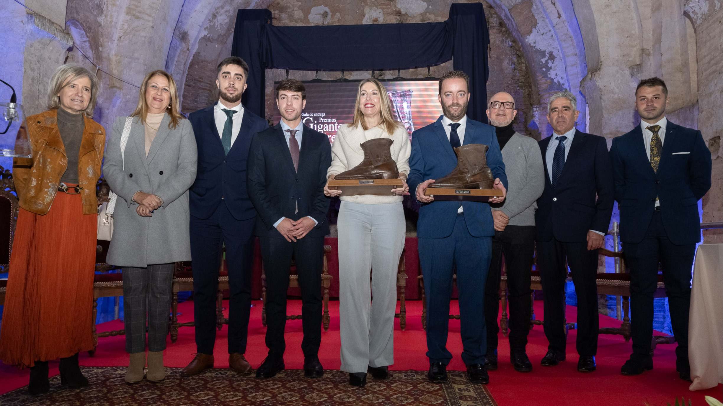 La presidenta de Extremadura, María Guardiola, recibe el premio "Gigante Extremeño" junto con Pablo Ruiz, cineasta y director del Museo del Gigante Extremeño