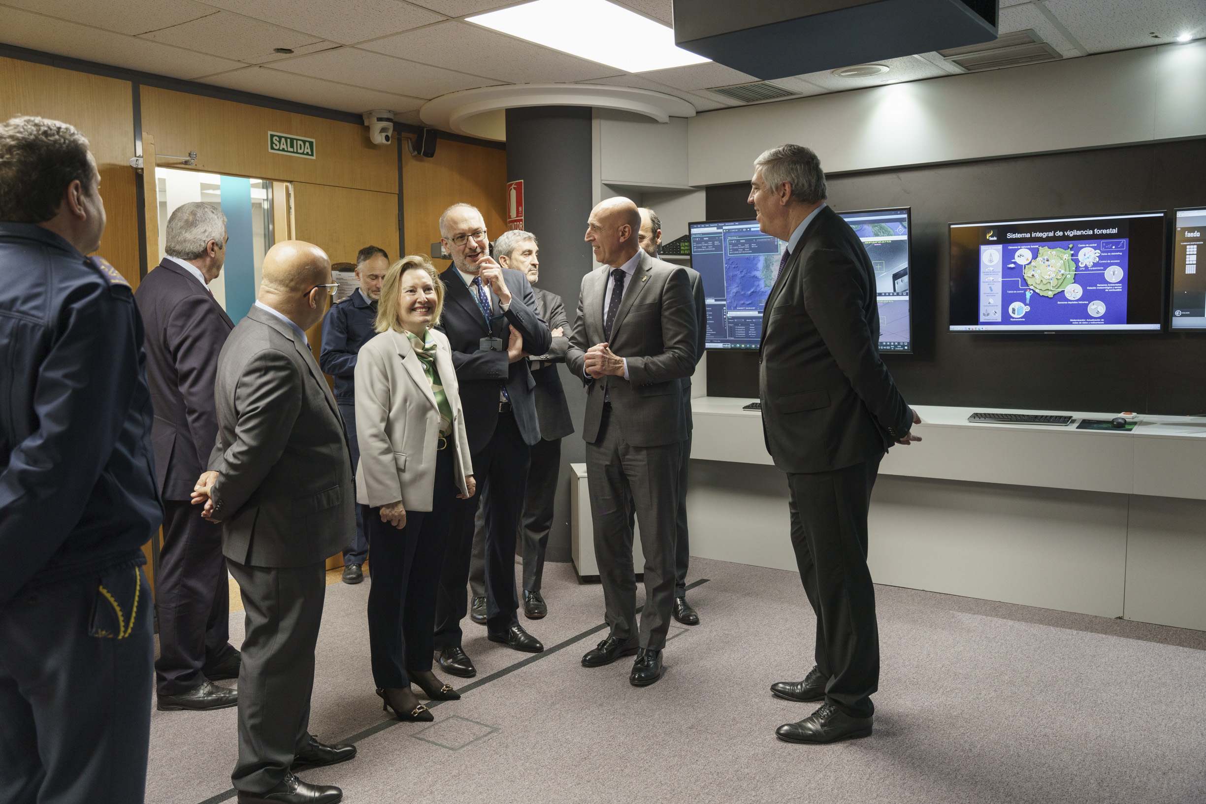 José Vicente de los Mozos durante la visita al centro de Indra en León