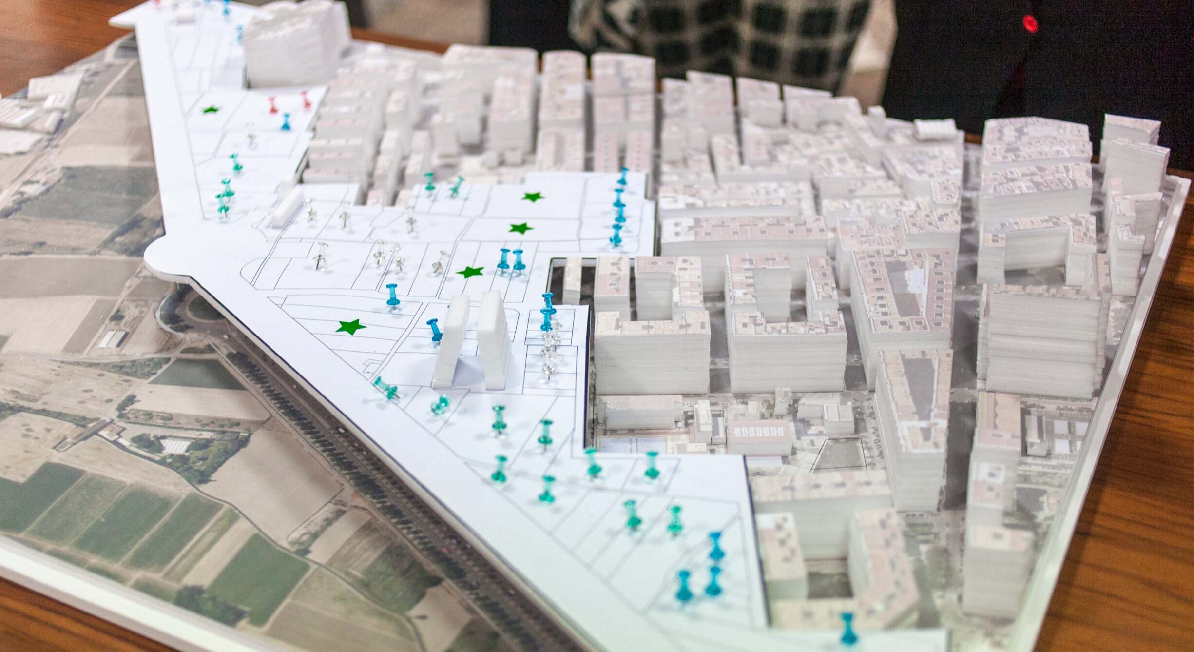 Maqueta del actual barrio y la zona junto a la Ronda Nord.