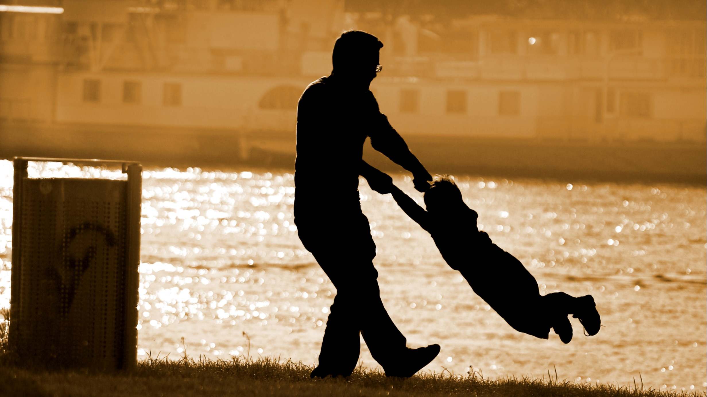Un padre juega en la calle con su hijo