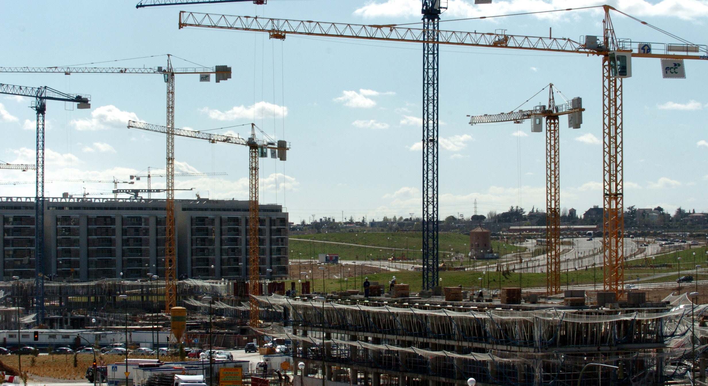 Grúas en proyectos de viviendas en construcción