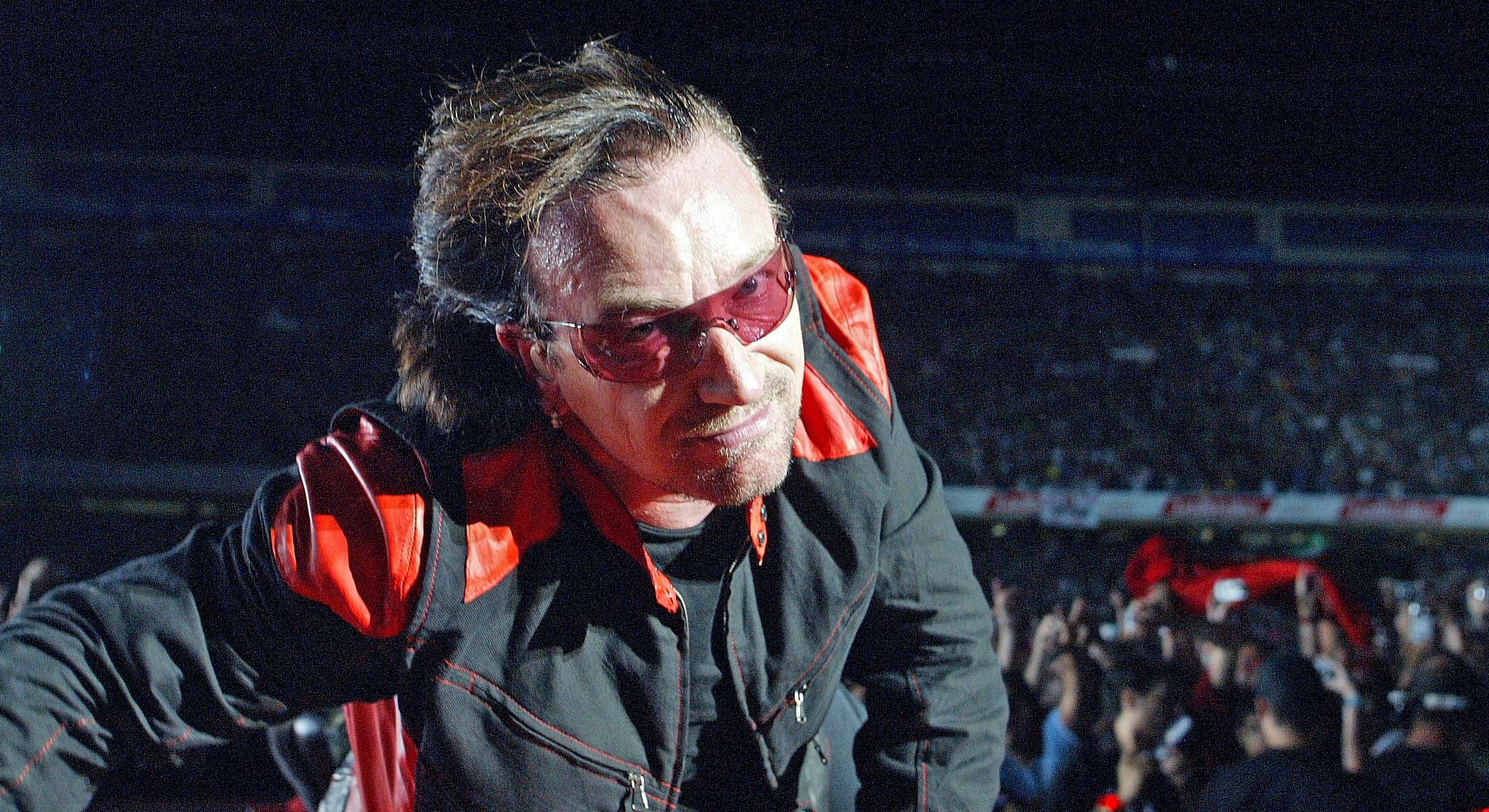 Bono en un concierto