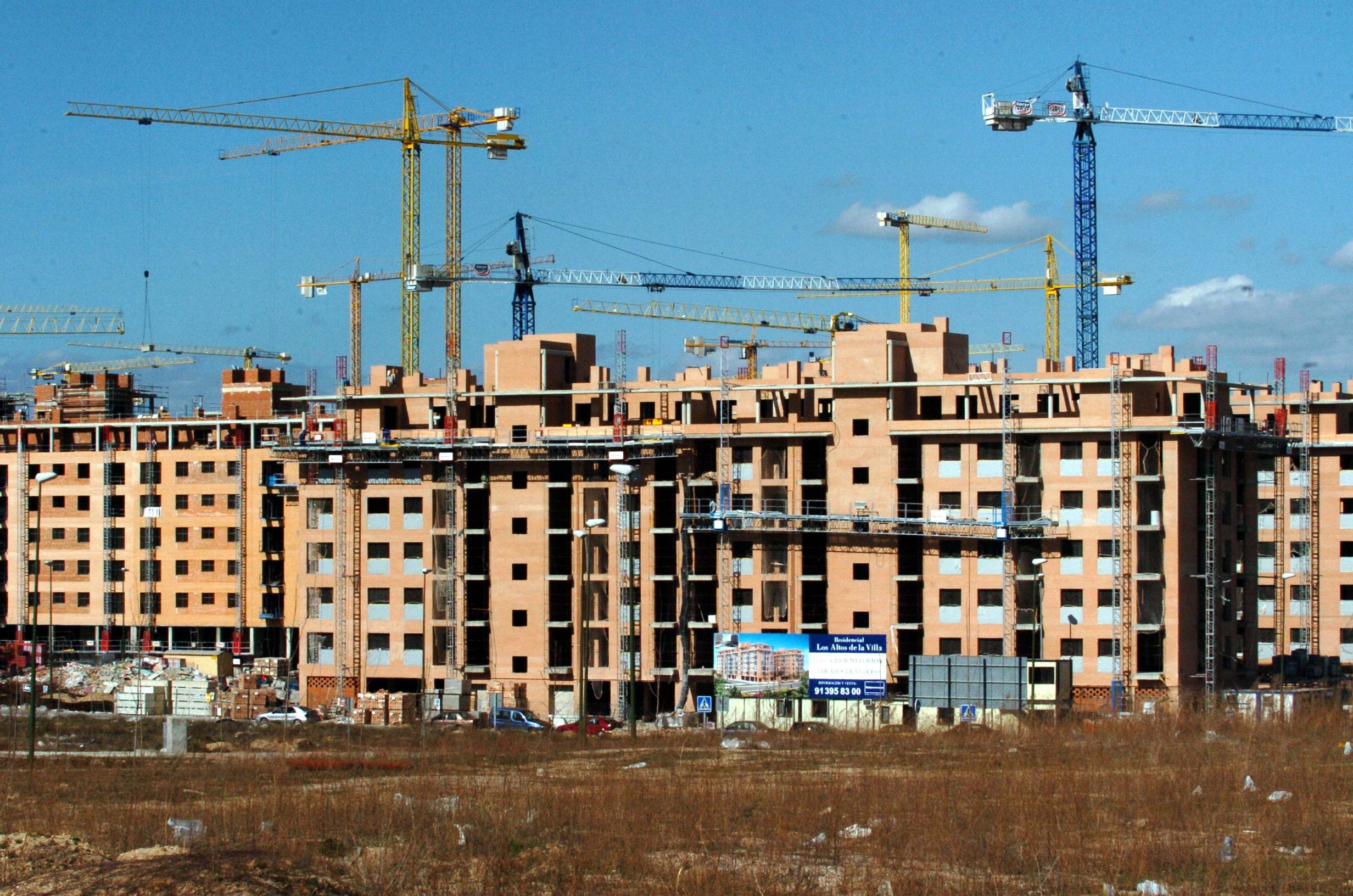 Vista de varias viviendas en construcción.