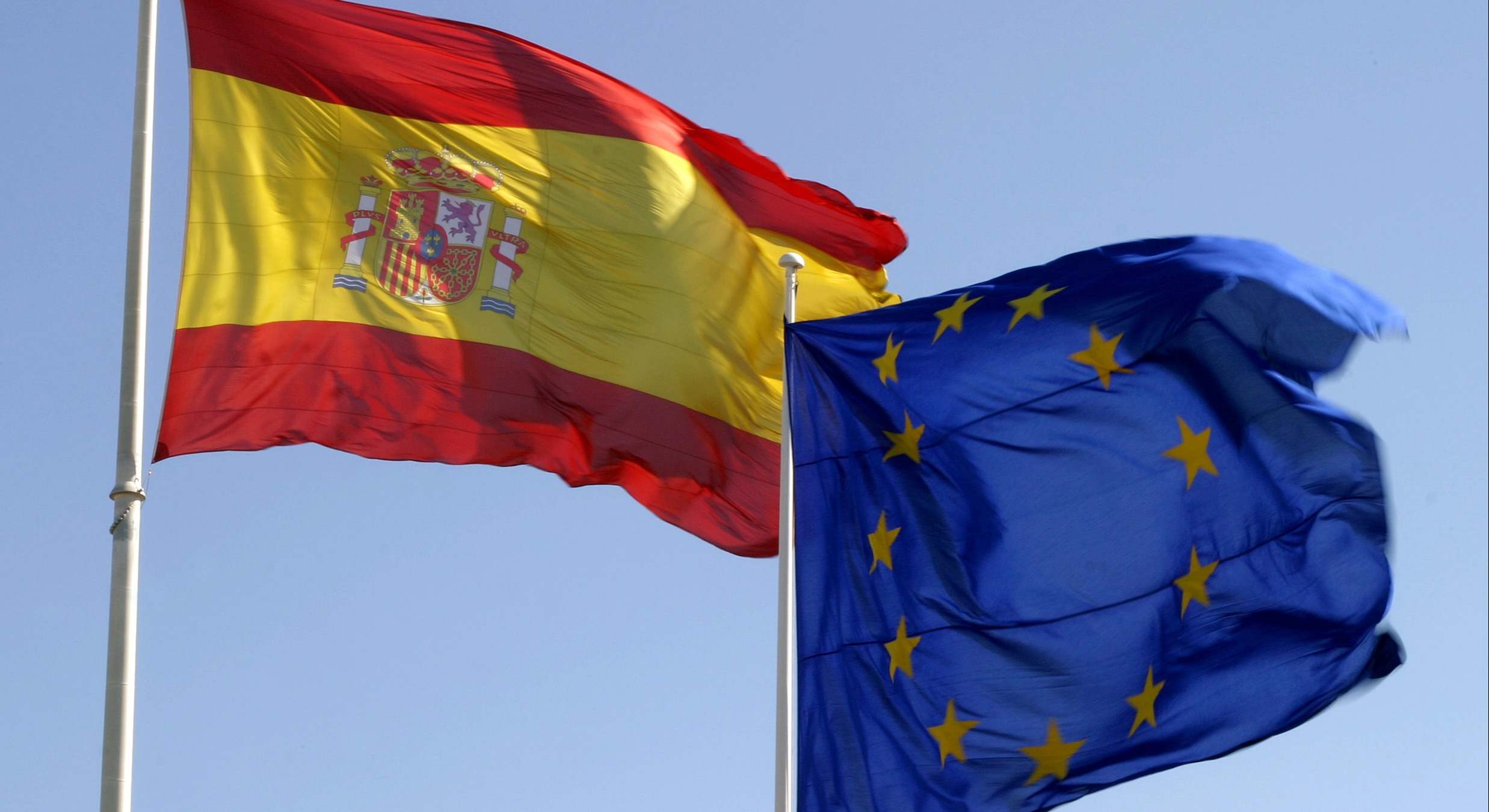 Bandera de España junto a la bandera de la UE. / Foto: Reuters.