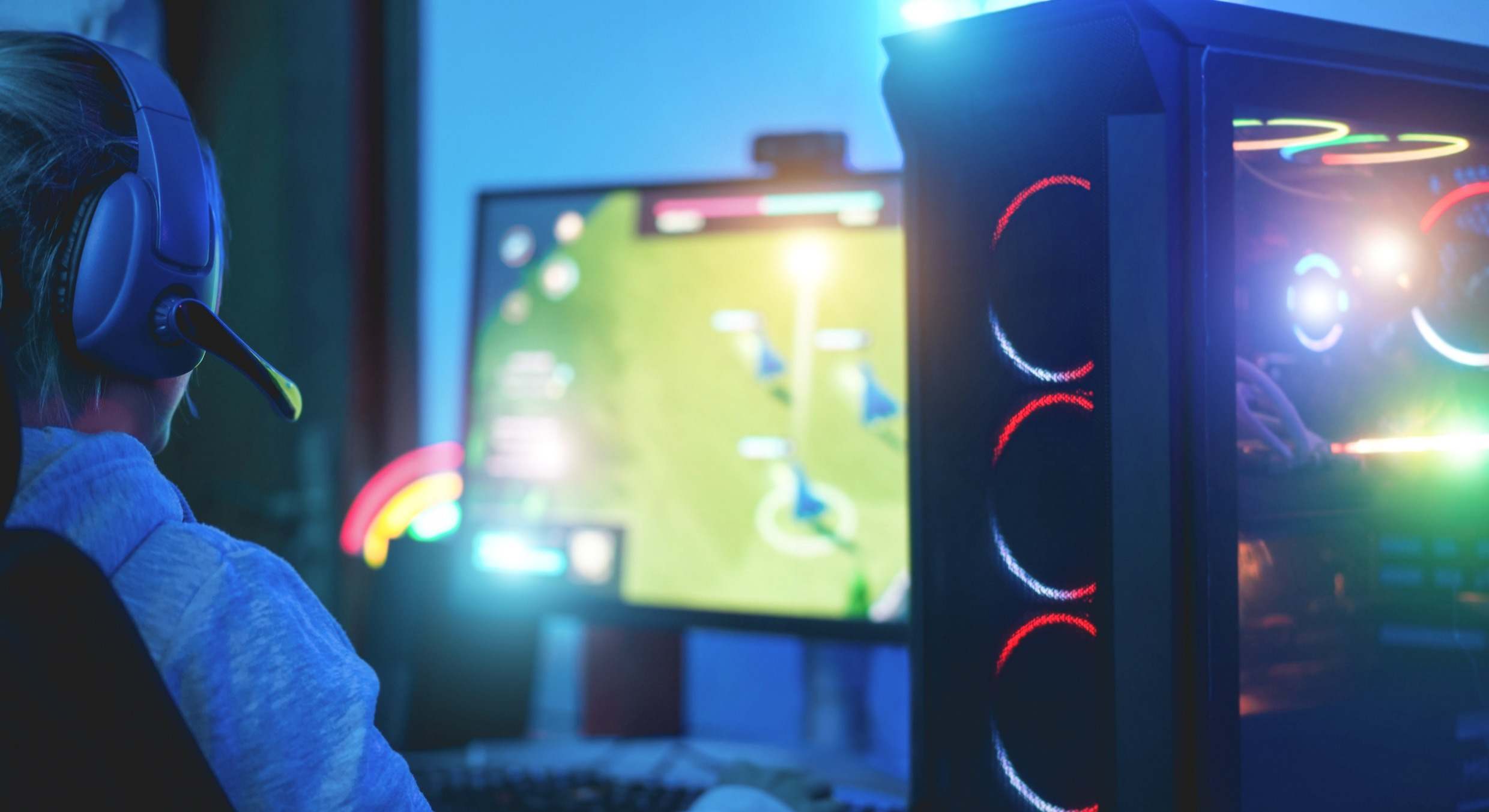 Mujer jugando a videojuegos en el ordenador